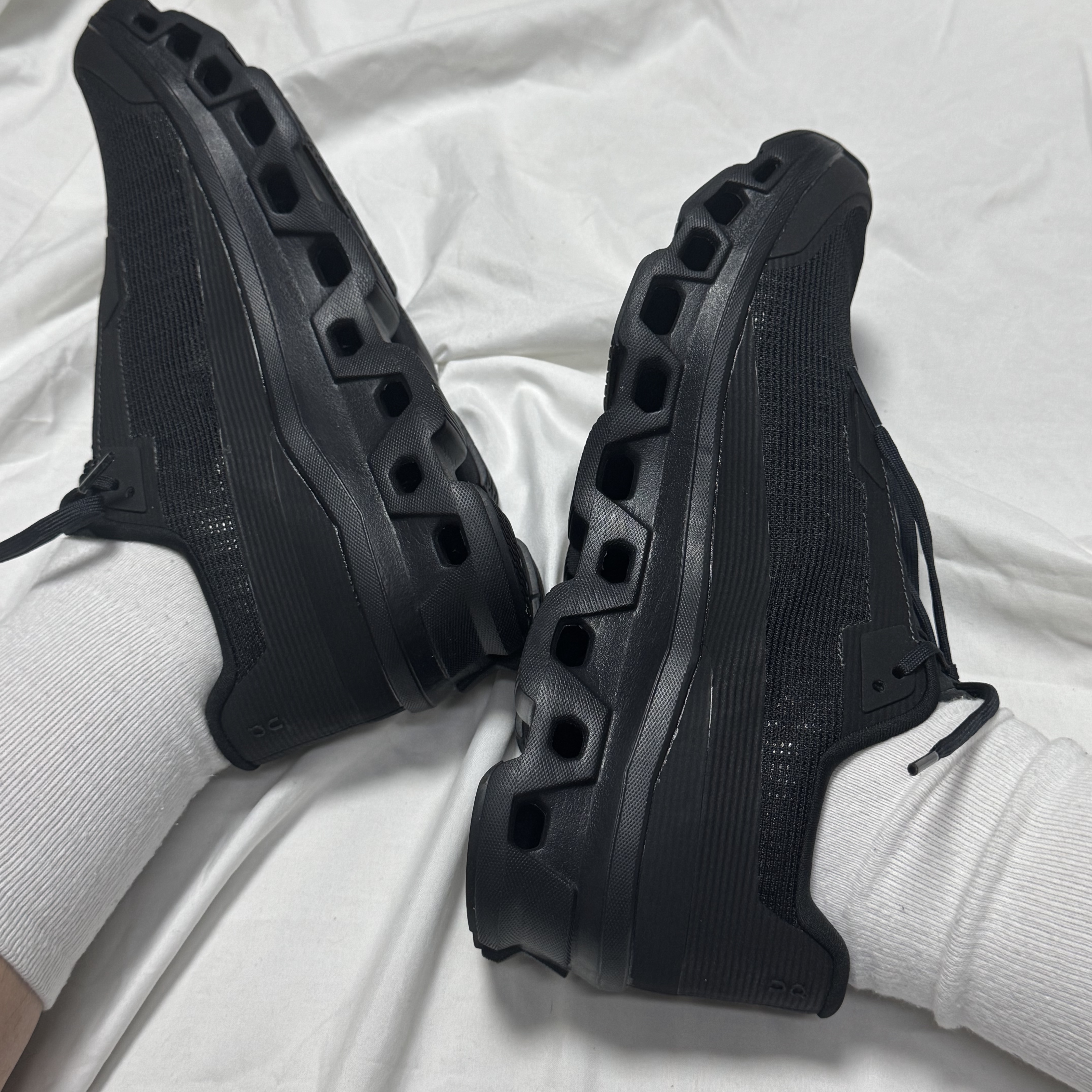 On Running Cloudmonster All Black 착용 스타일 - 1