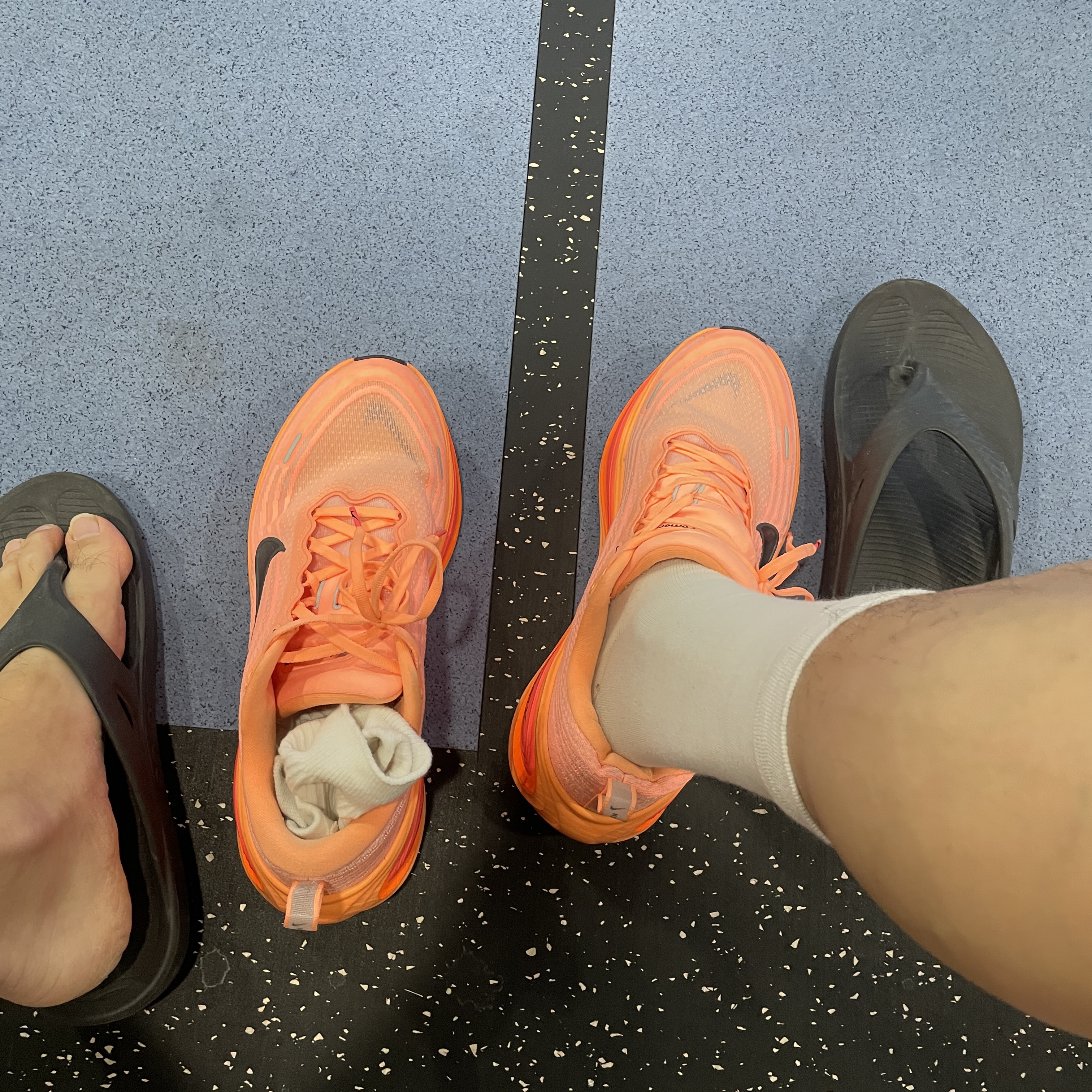 Nike Vomero Plus Orange Pulse Hot Lava 착용 스타일