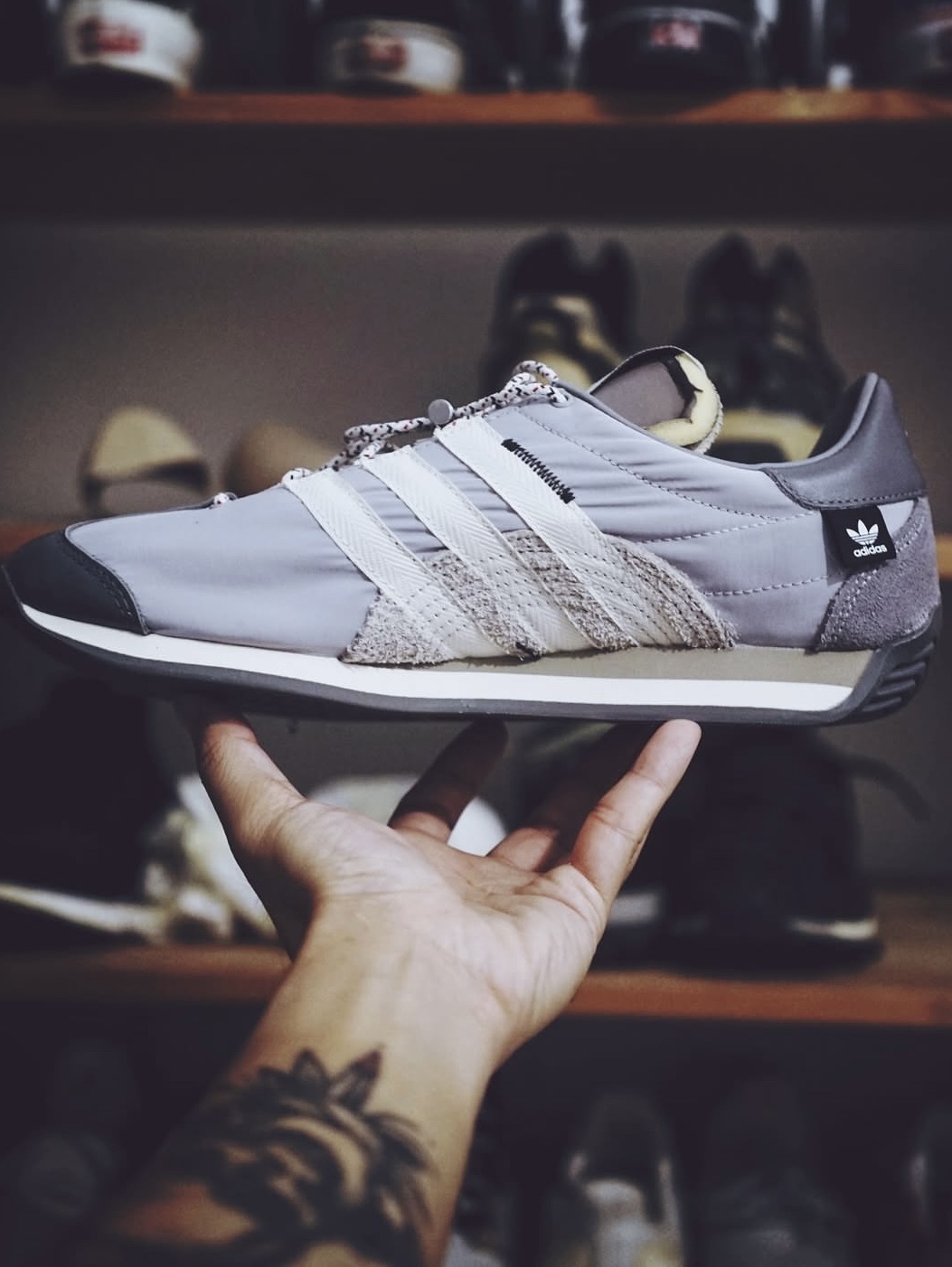 Adidas x Song for the Mute Country OG Grey Two Core Black 착용 스타일 - 3