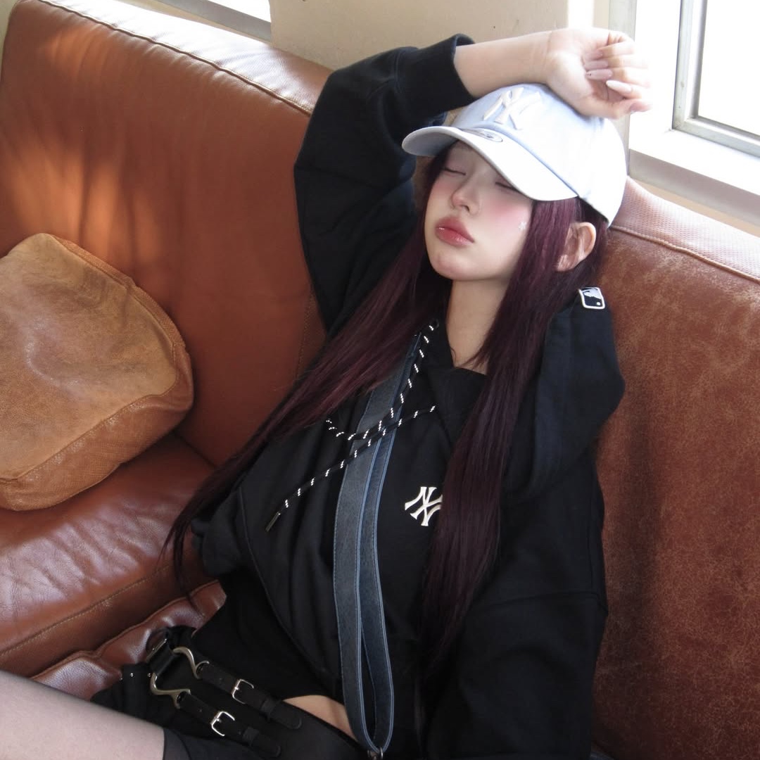 MLB x Karina Signature Unstructured Ball Cap Sky Blue 착용 스타일 - 2