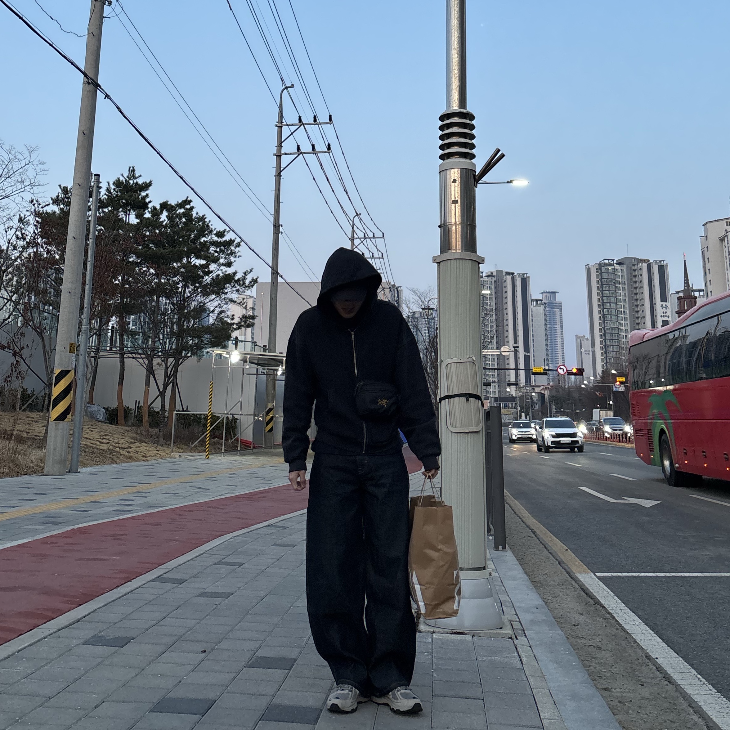 Asics Gel-Venture 6 Feather Grey Black, Arc'teryx Mantis 1 Waistpack Black 착용 스타일