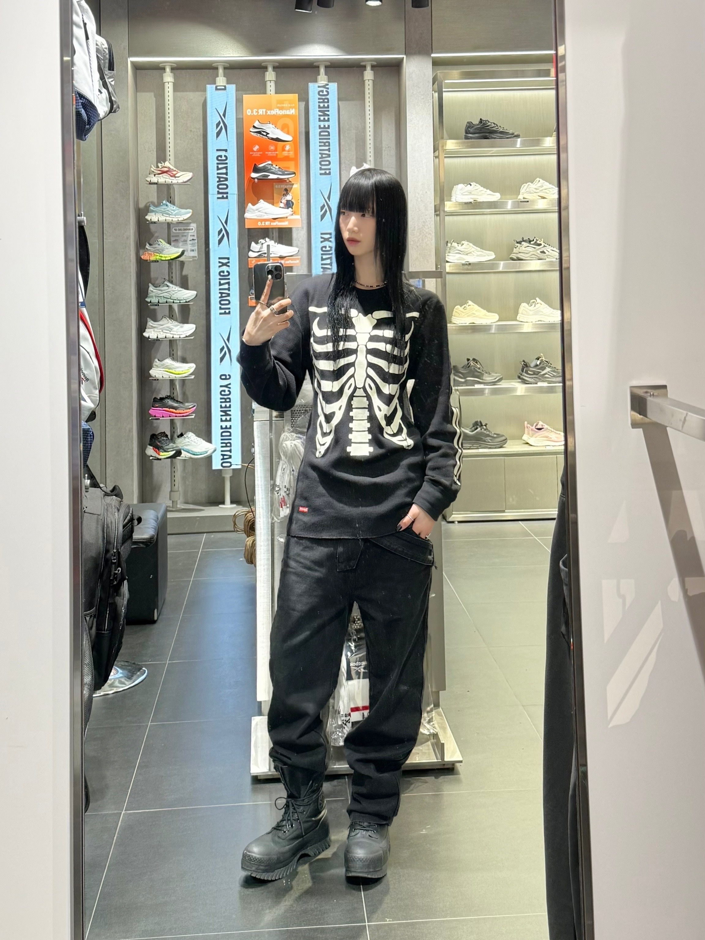 Supreme Hanes Bones Thermal Crew Black (1 Pack) 착용 스타일 - 1