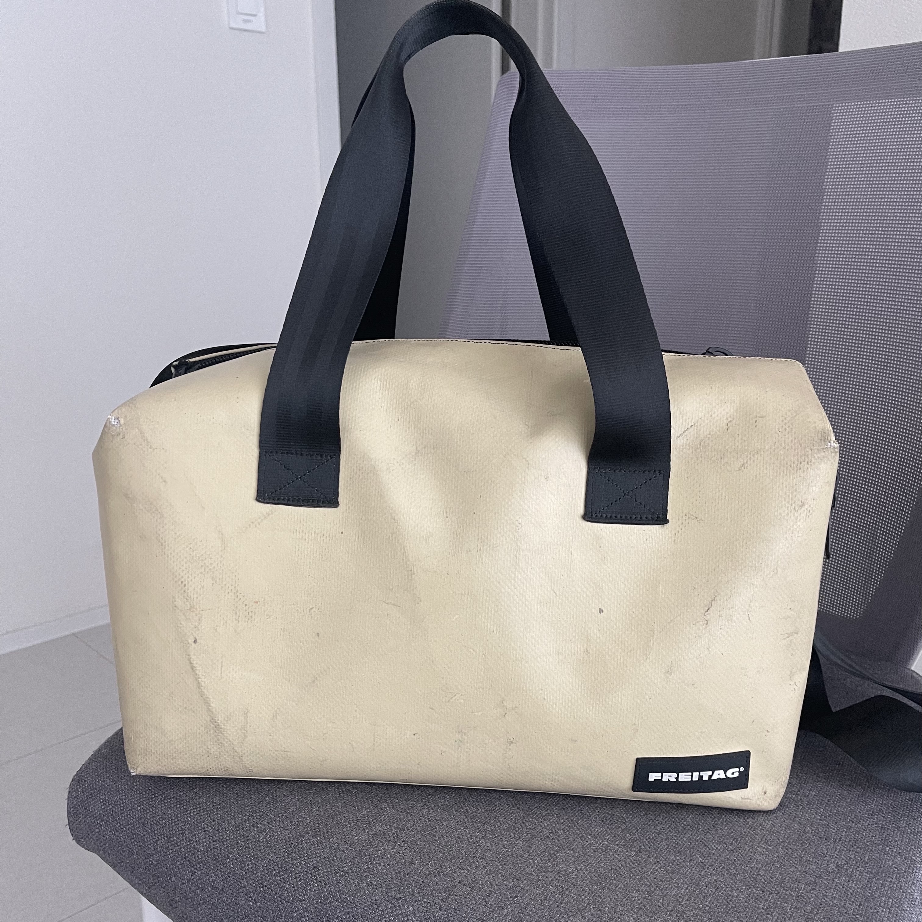 FREITAG Boutique Unisex F45 LOIS 0036 Shoulder Bag 착용 스타일