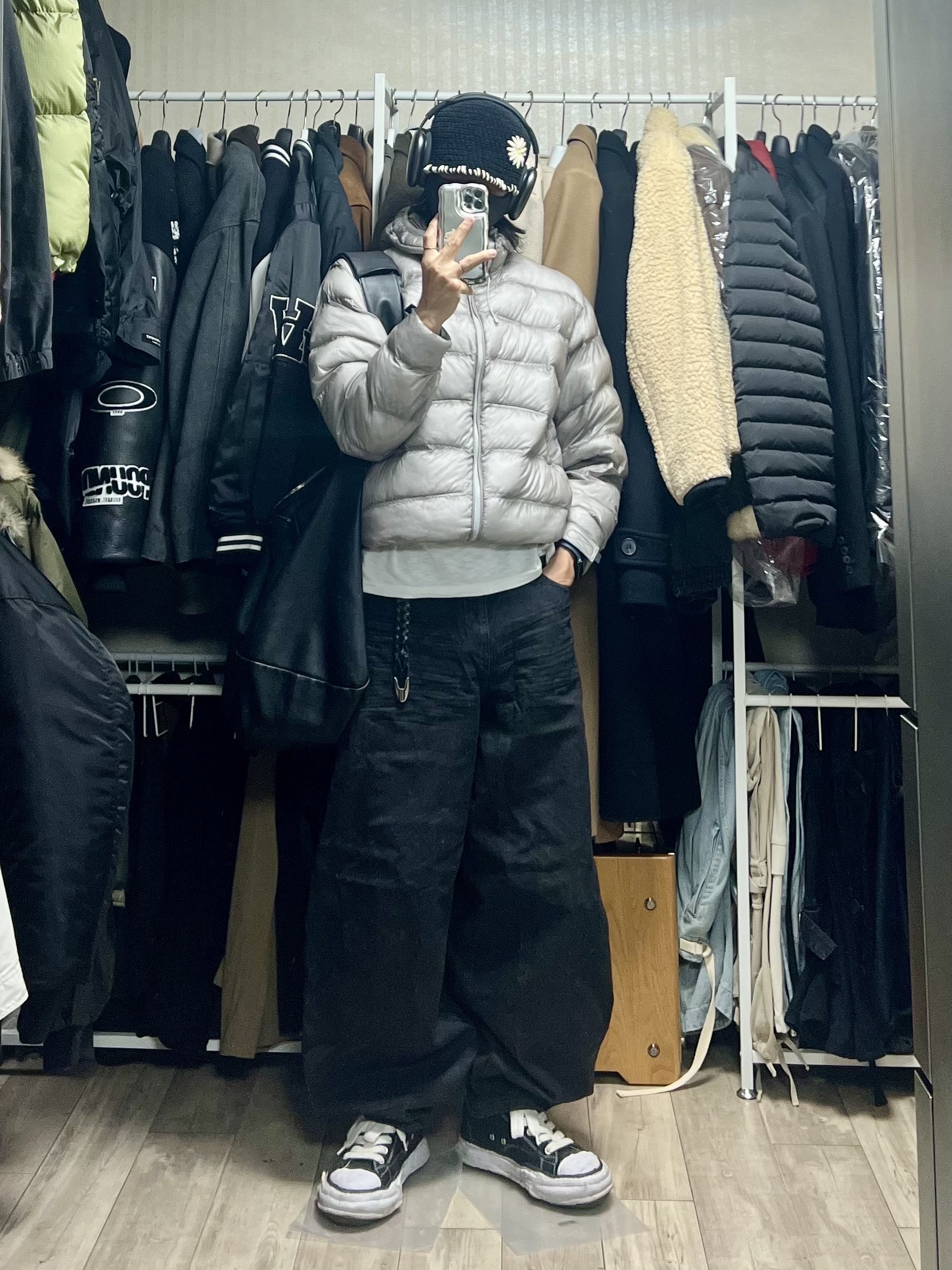 Maison Mihara Yasuhiro Peterson23 OG Sole Canvas Low-top Sneakers Black, Salomon UNI Cross Insulation Jacket Light Grey 착용 스타일