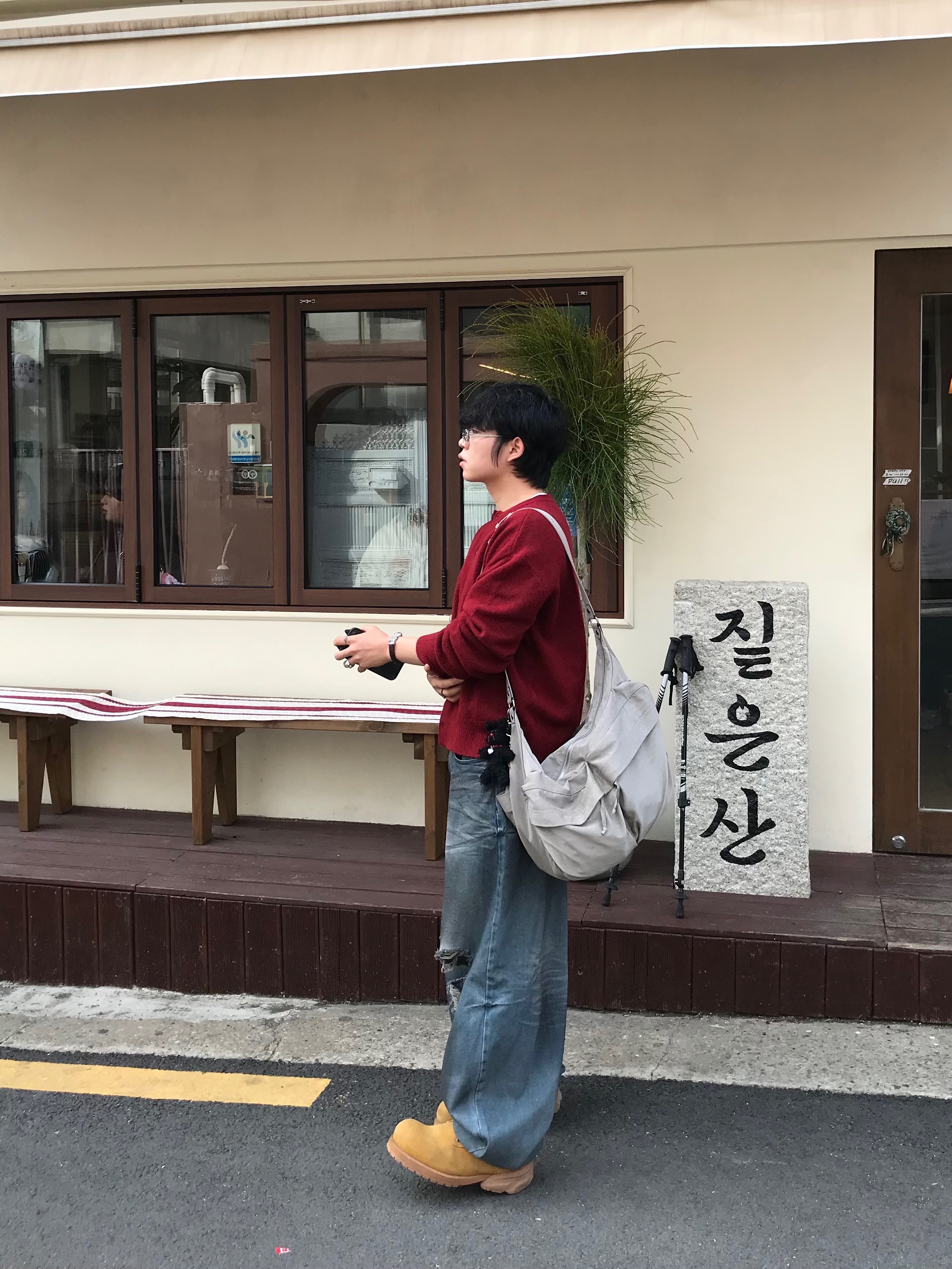 Millo Archive Crop Move V-Neck Cardigan Red, BLR Destroyed Oil Washed Wide Denim Pants Light Blue 착용 스타일 - 2