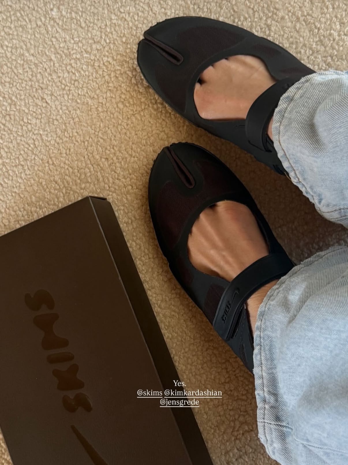(W) NikeSKIMS Rift Mesh Black Dark Smoke Grey, (W) NikeSKIMS Rift Satin Black 착용 스타일 - 1