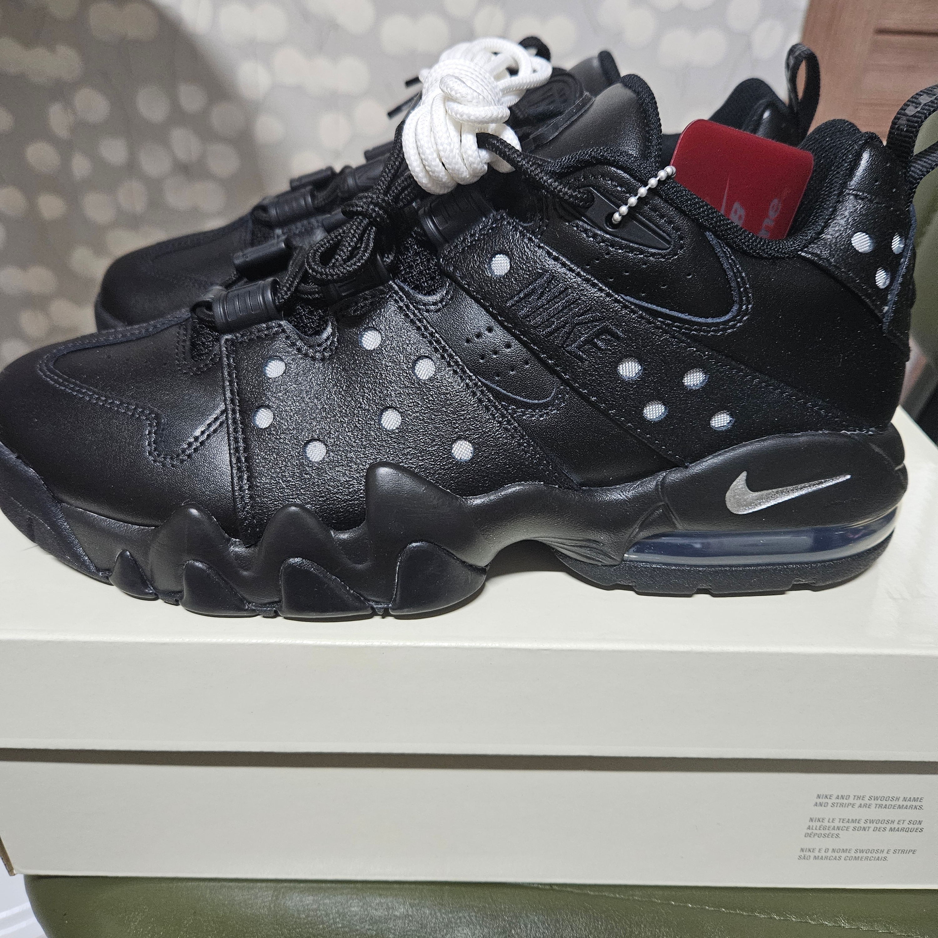 Nike x Supreme SB Air Max 2 CB 94 Low Black Metallic Silver Black 착용 스타일 - 1
