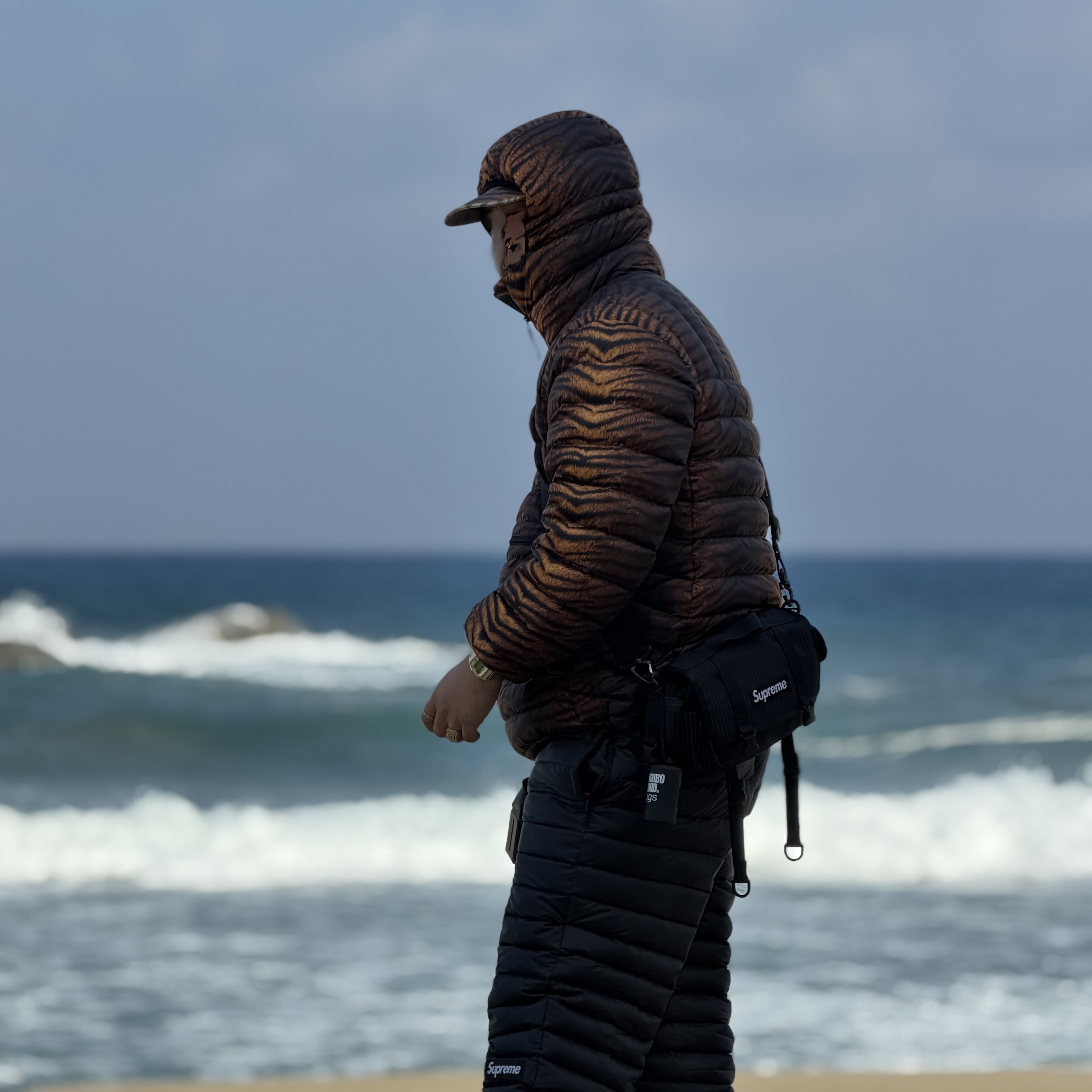 Supreme Mini Duffle Bag Black - 24SS, Supreme Micro Down Pant Black - 24FW 착용 스타일