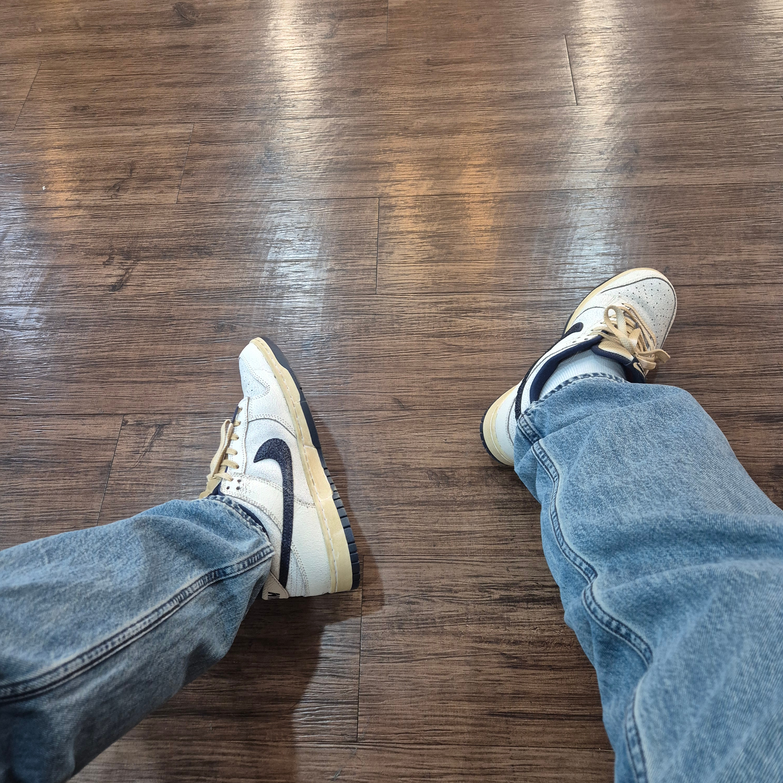 Nike x Stranger Things Dunk Low Phantom and Midnight Navy 착용 스타일 - 2