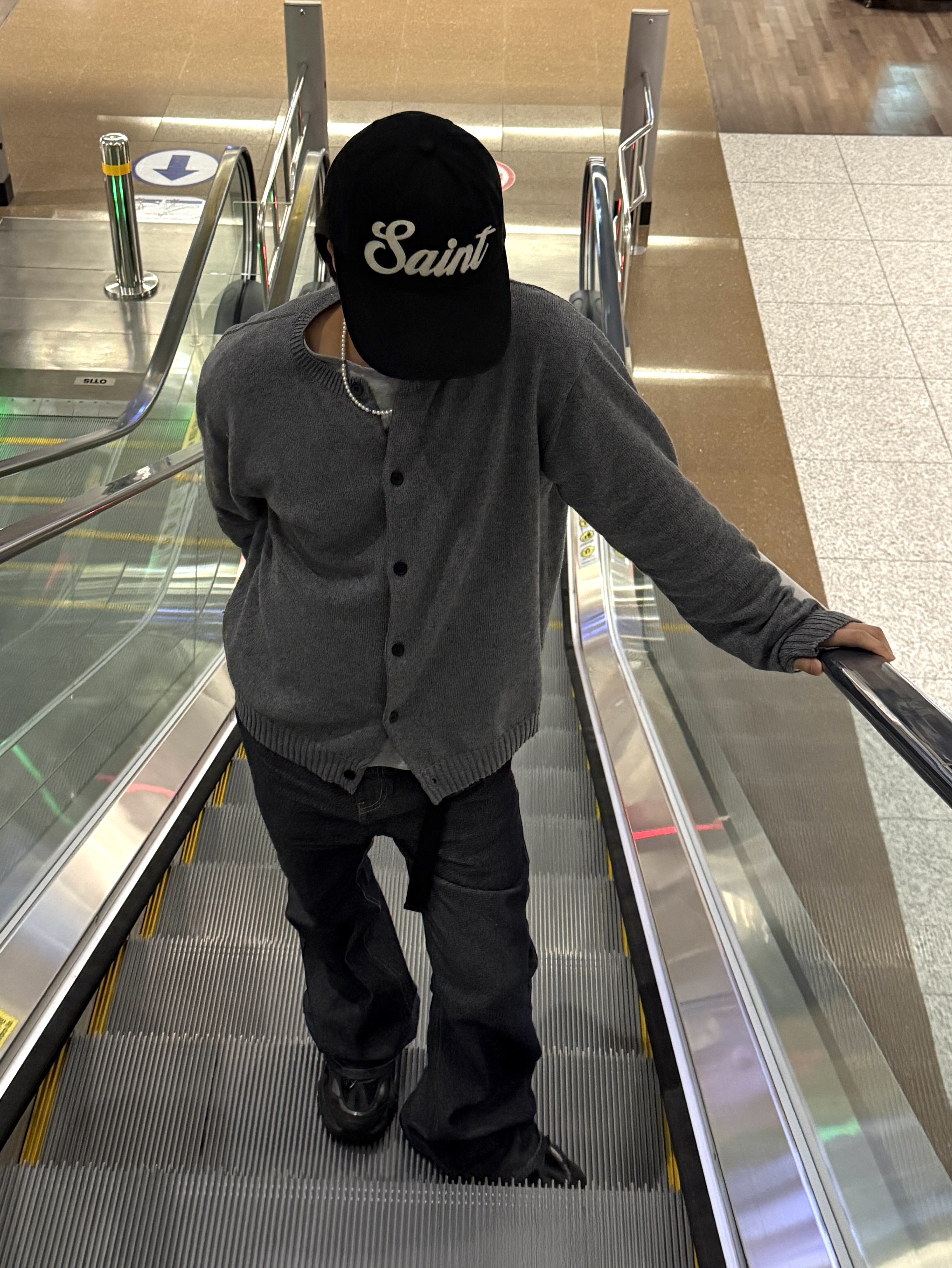 Noun Essential Crew Neck Cardigan Gray 착용 스타일 - 2