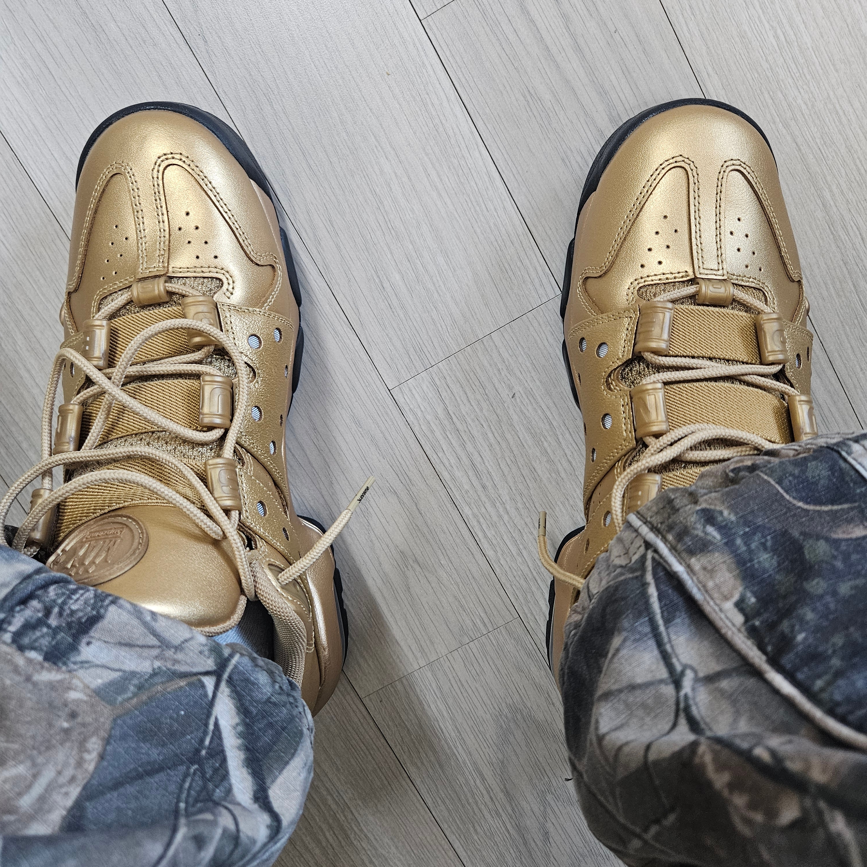 Nike x Supreme SB Air Max 2 CB 94 Low Metallic Gold Varisty Red Metallic Gold Black 착용 스타일 - 2