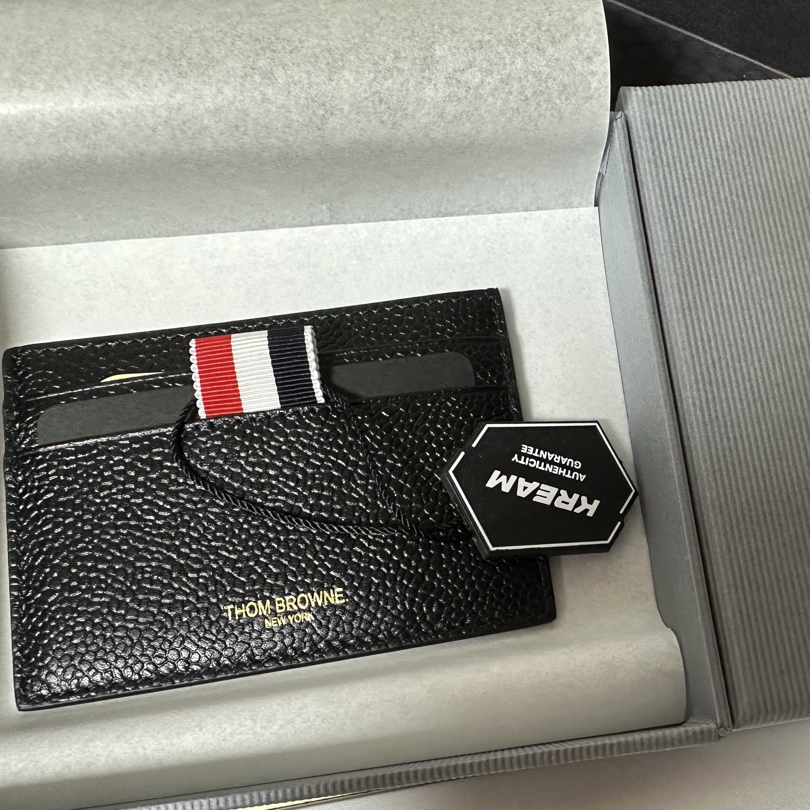 Thom Browne Pebble Grain Leather Stripe Single Card Holder Black 착용 스타일