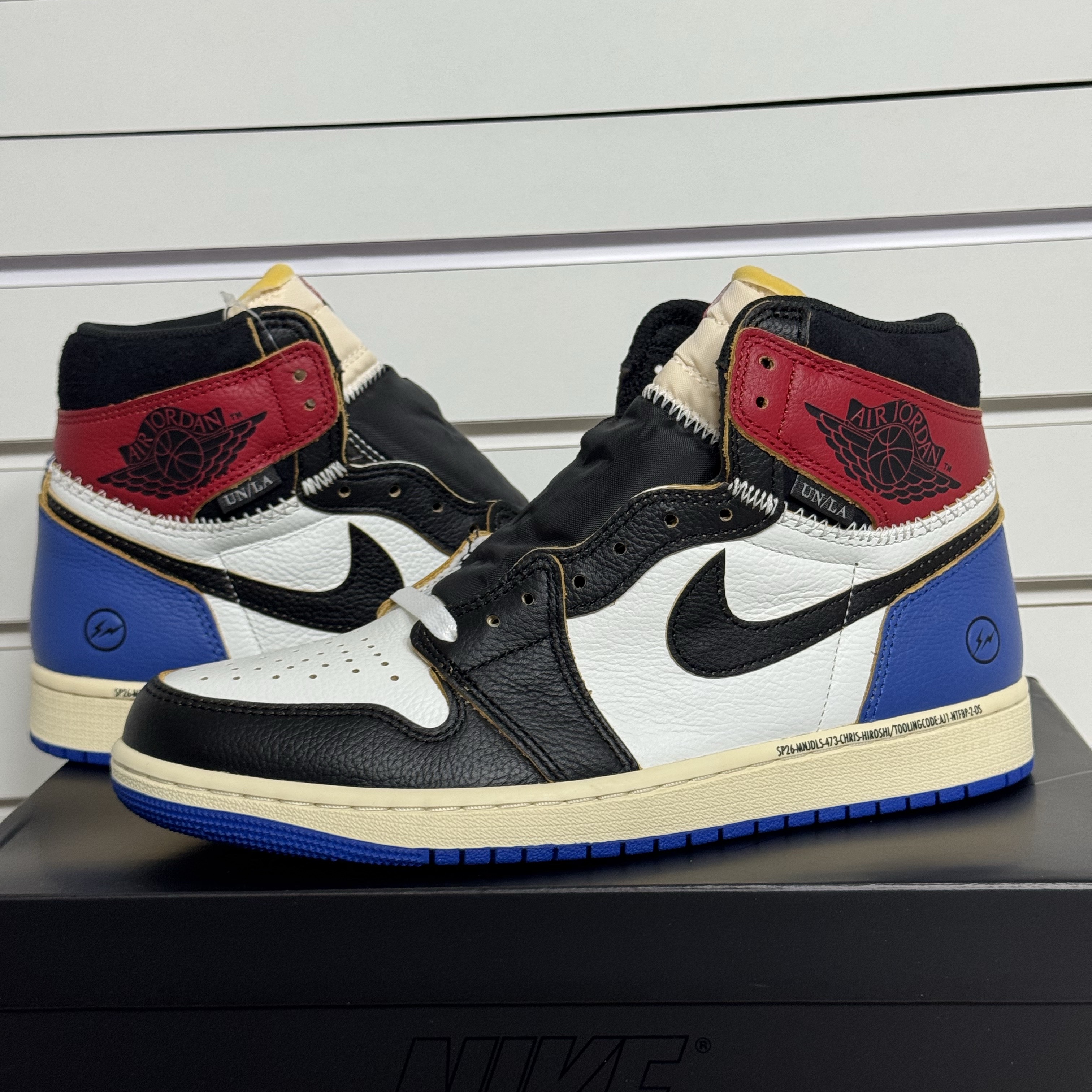 Jordan 1 x Fragment x Union LA Black and Varsity Red 착용 스타일 - 4