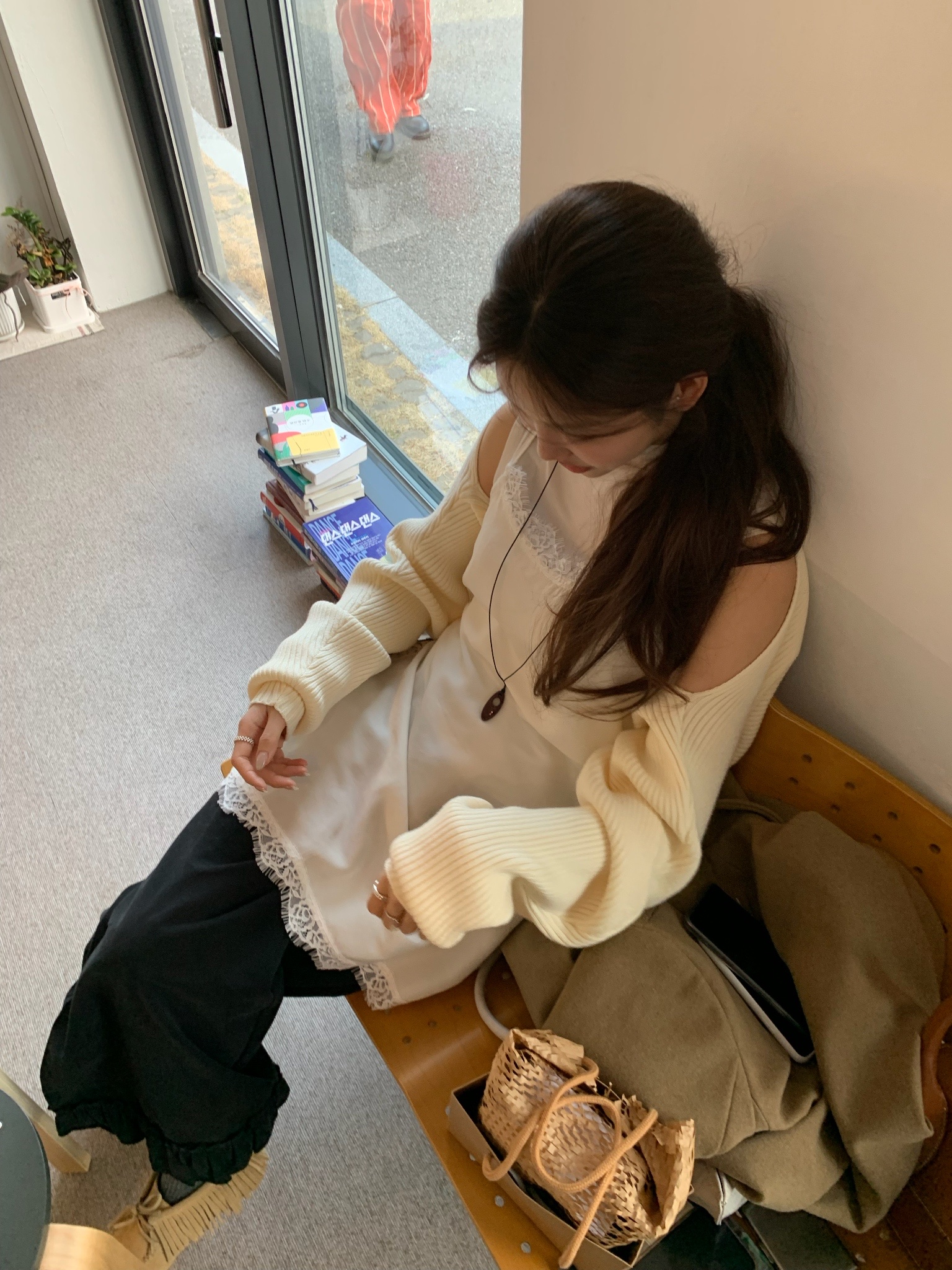 Jacquemus Le Chiquito Moyen Leather Signature Handbag Brown 착용 스타일 - 1