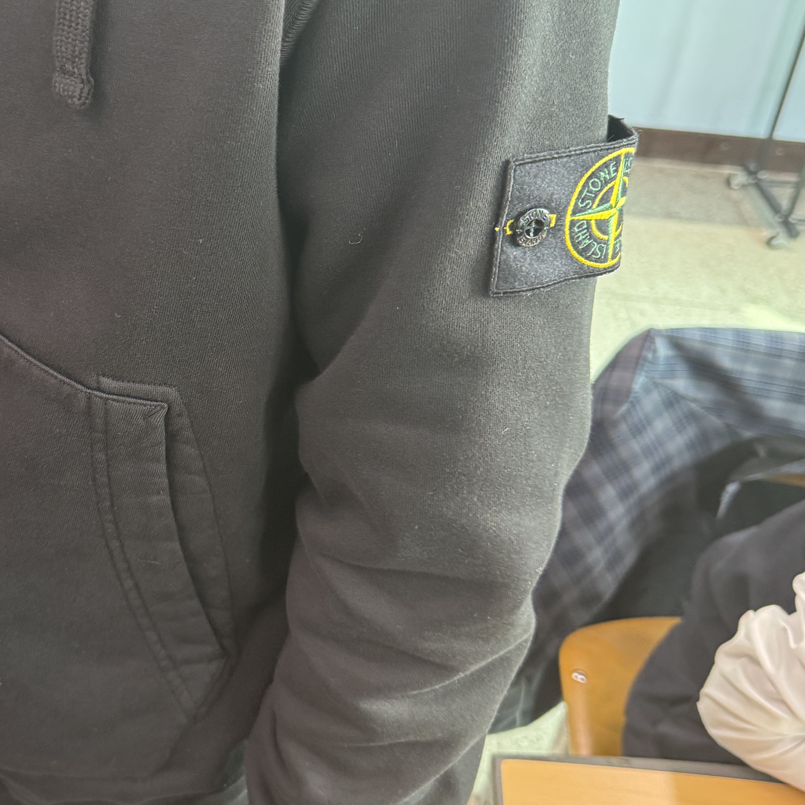 Stone Island 6100061 Organic Cotton Fleece Regular-Fit Zip-Up Hooded Sweatshirt Black - 26SS 착용 스타일