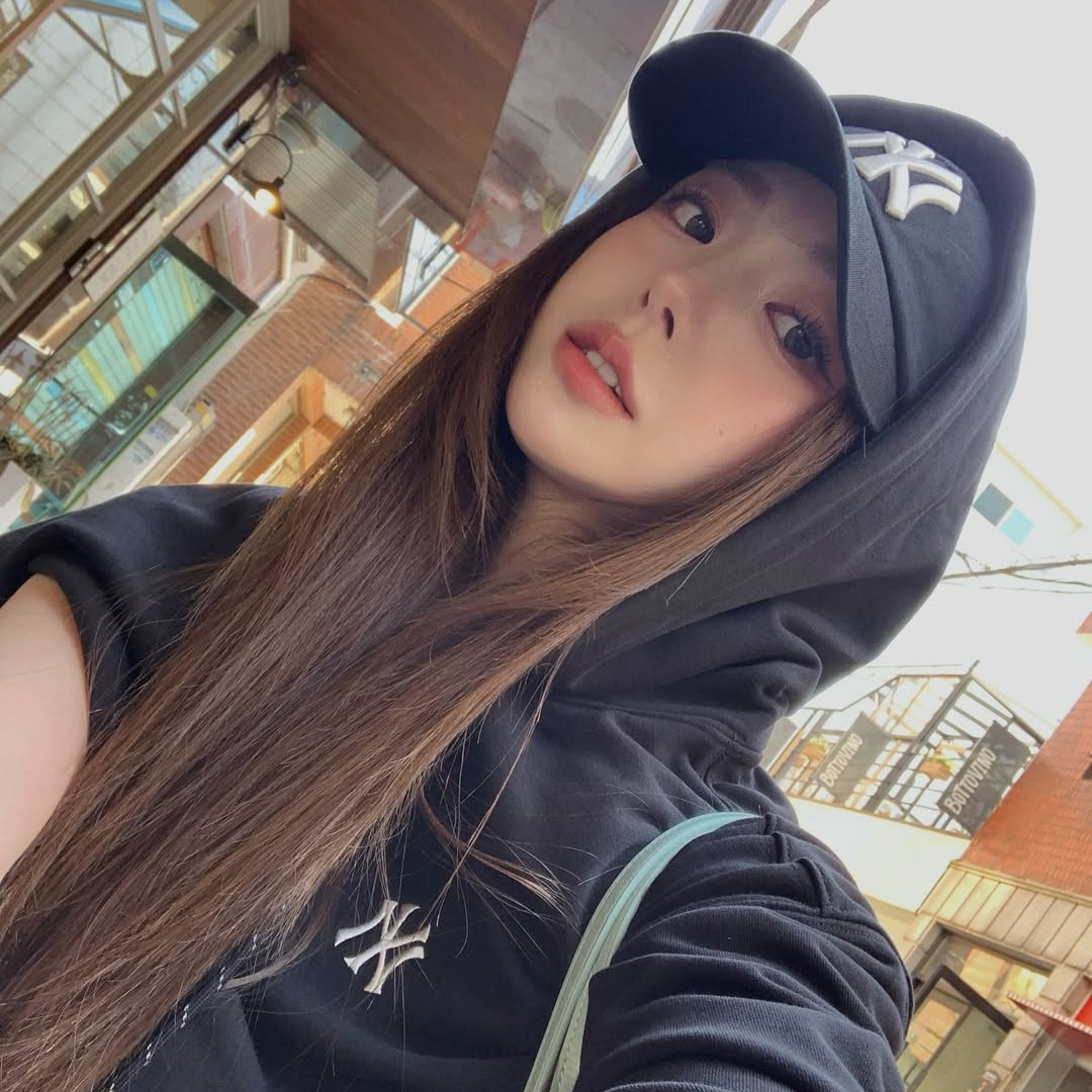 MLB x Karina Signature Unstructured Ball Cap Black 착용 스타일