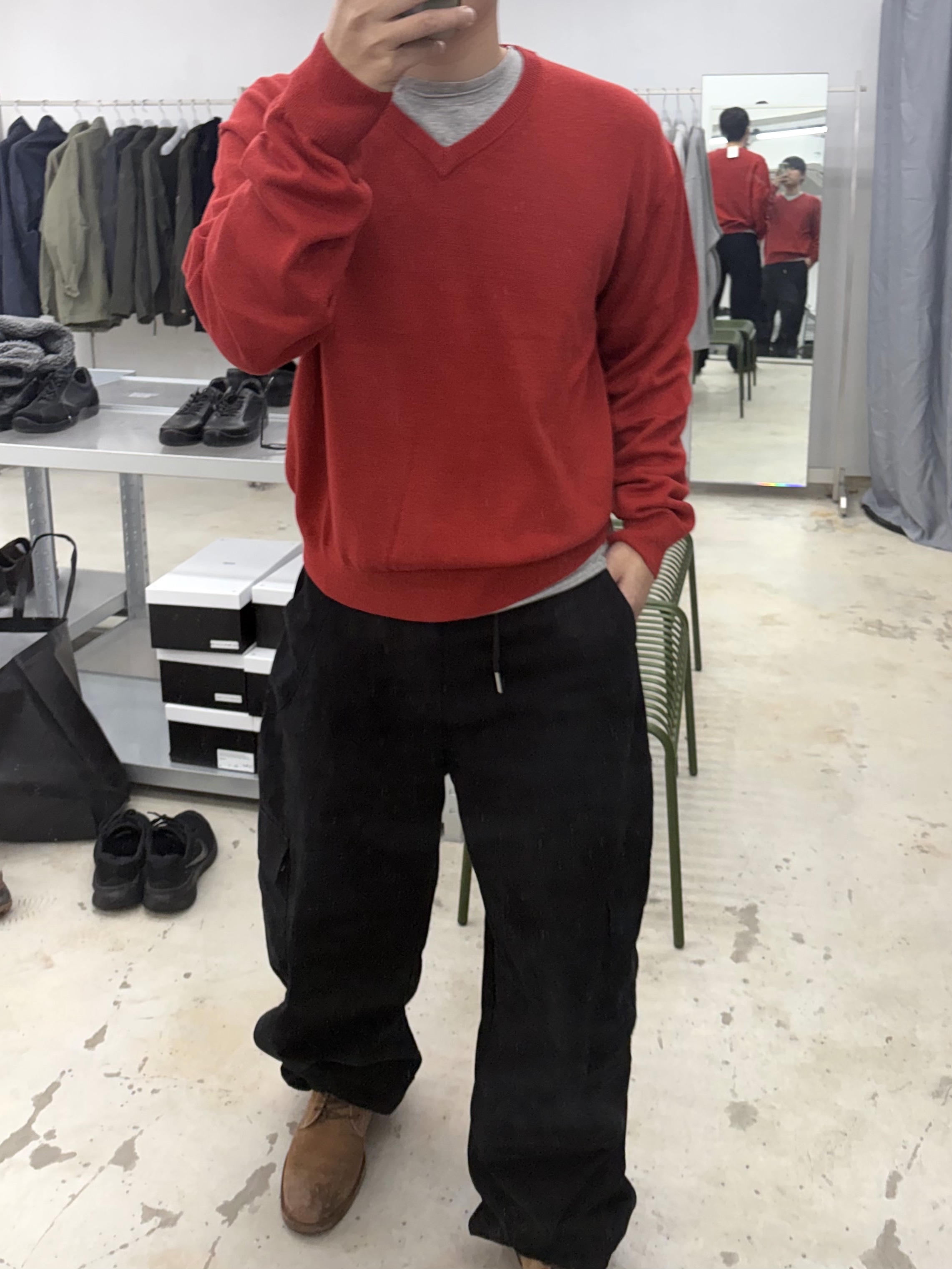 Noun Crop V Neck Knit Red, noun Washed Cargo Pants Black 착용 스타일 - 1