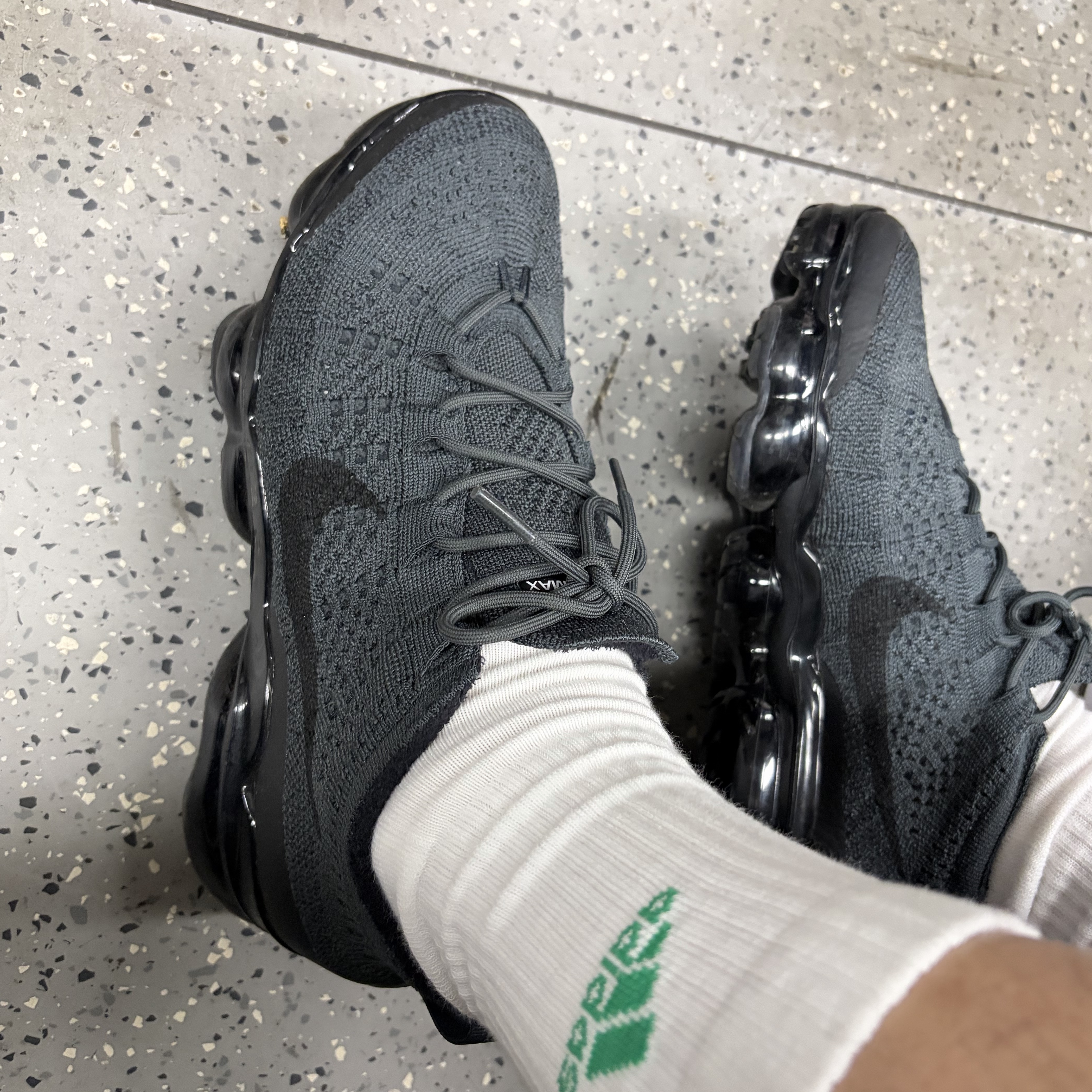 Nike Air Vapormax 2023 Flyknit Anthracite Black 착용 스타일 - 5
