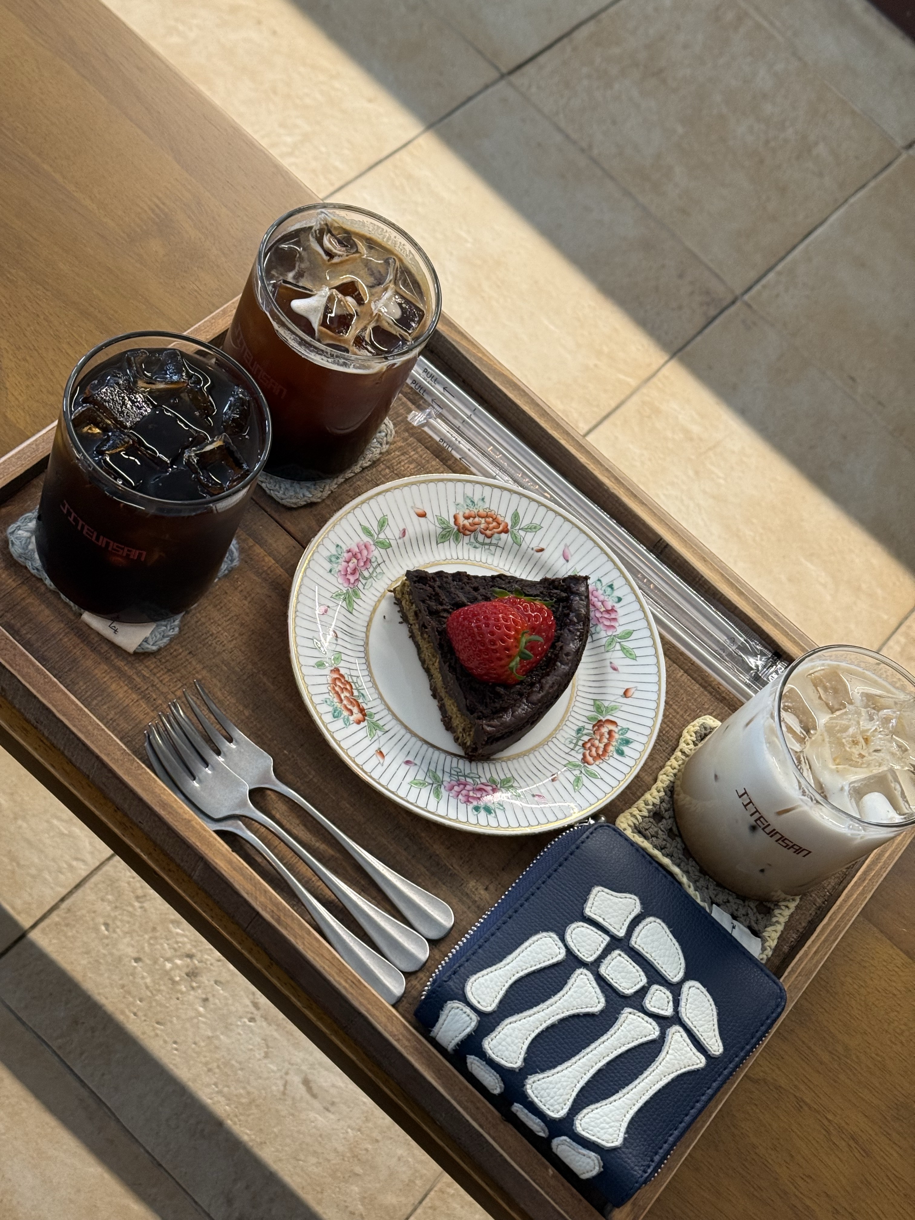 Millo Archive Crop Move V-Neck Cardigan Red, BLR Destroyed Oil Washed Wide Denim Pants Light Blue 착용 스타일 - 9