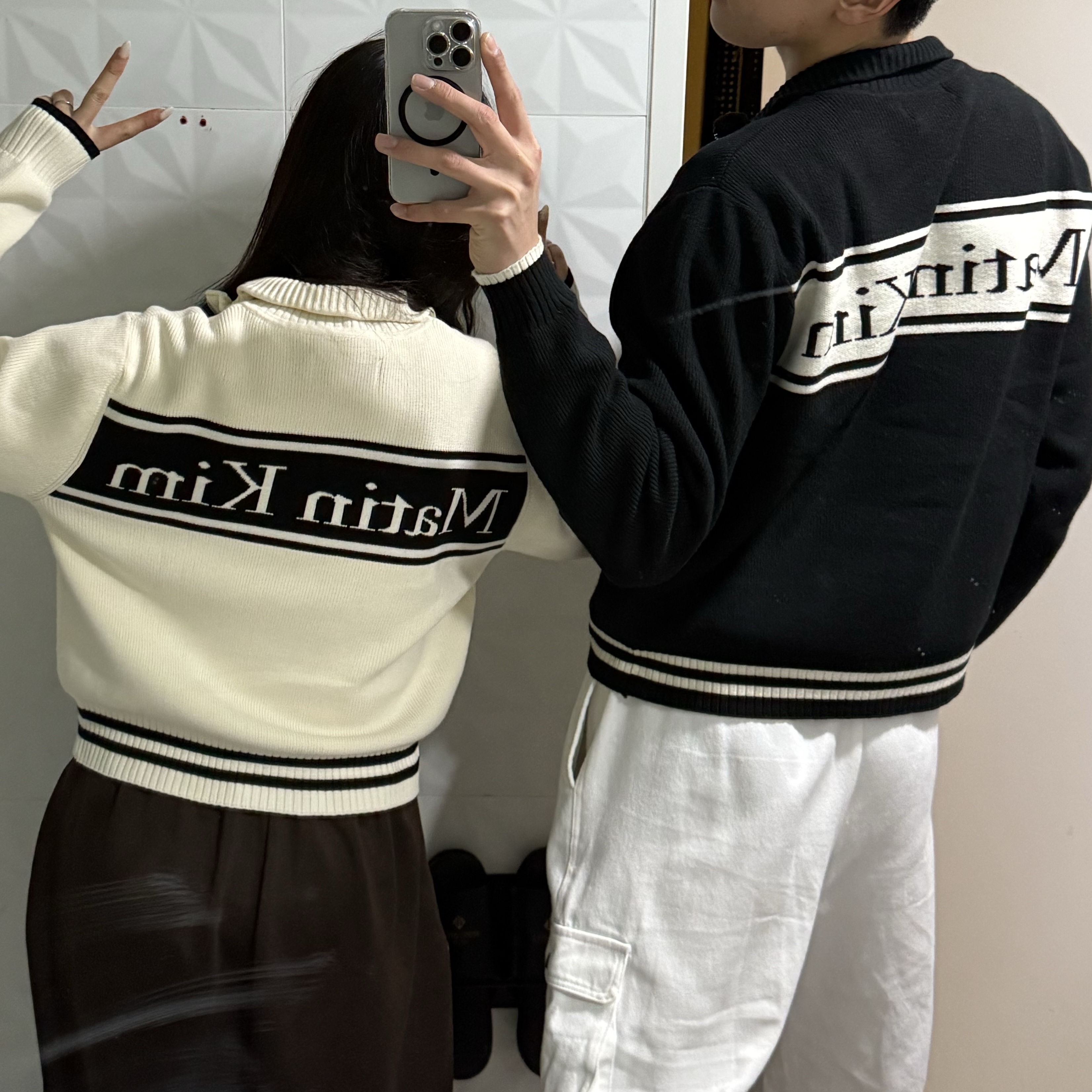 Matin Kim Spell Point Stripe Knit Cardigan Black, Matin Kim Spell Point Stripe Knit Cardigan Ivory 착용 스타일 - 2