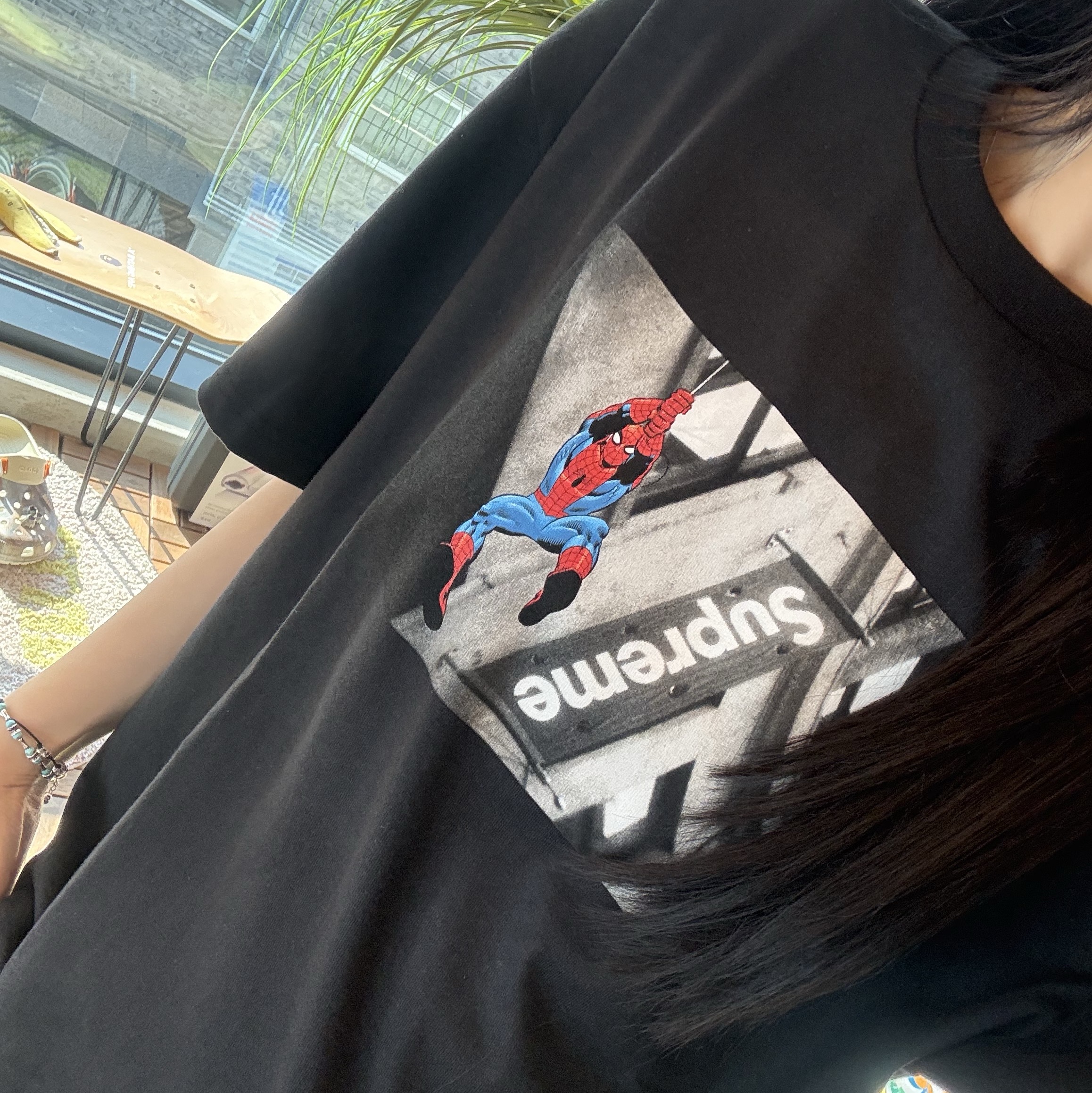 Supreme x Spider-Man T-Shirt White - 26SS, Supreme x Spider-Man T-Shirt Black - 26SS 착용 스타일 - 3