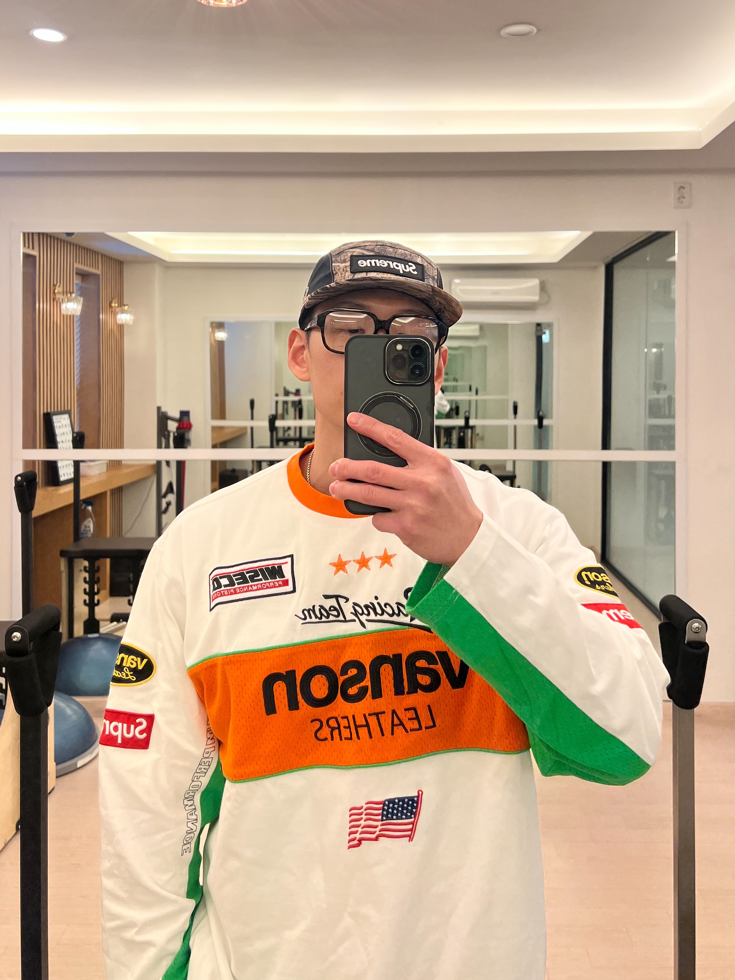 Supreme x Vanson Leathers L/S Top White - 26SS, Supreme Gore-Tex Camp Cap Mossy Oak Country DNA Camo - 26SS 착용 스타일