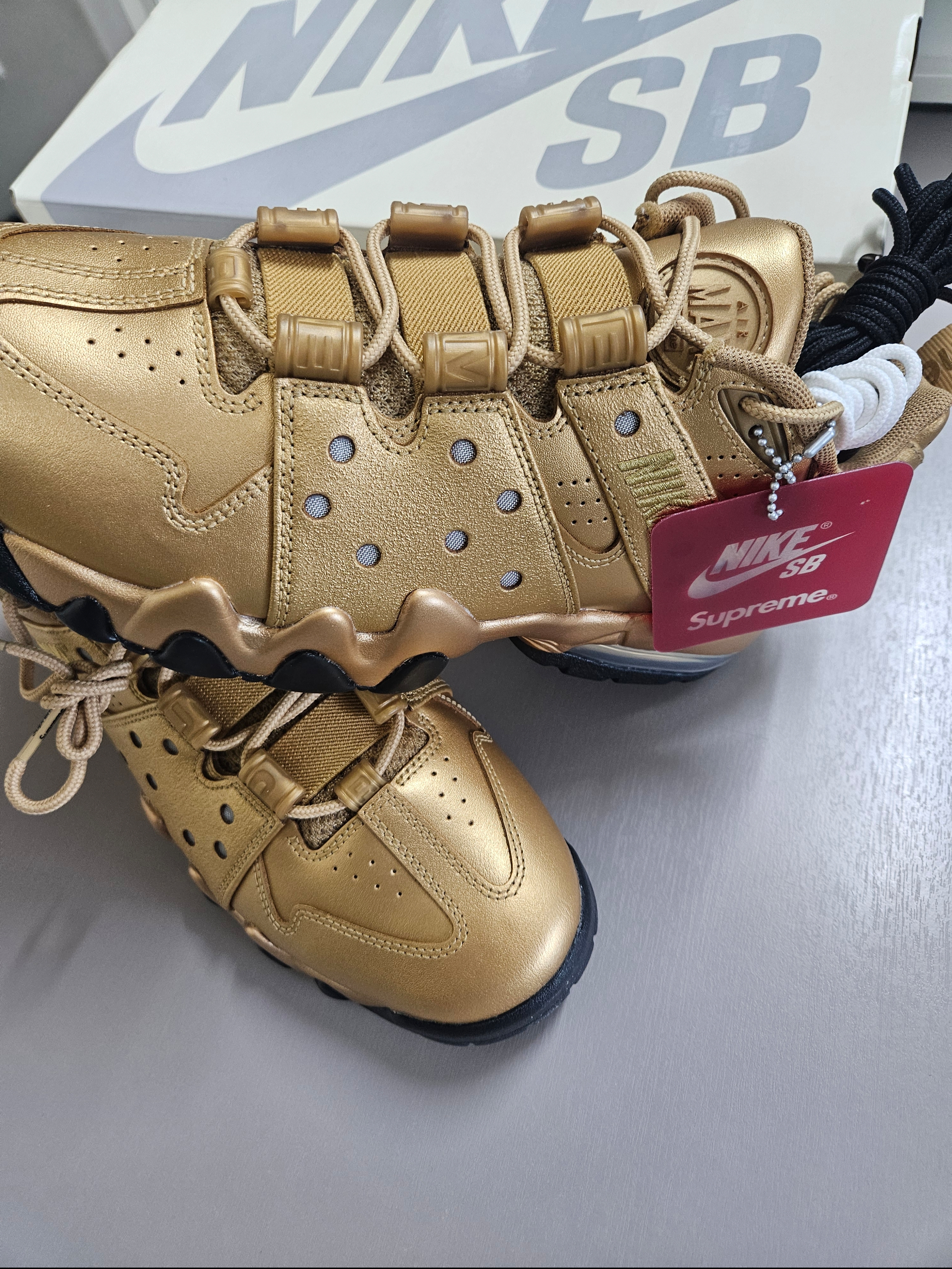 Nike x Supreme SB Air Max 2 CB 94 Low Metallic Gold Varisty Red Metallic Gold Black 착용 스타일 - 1