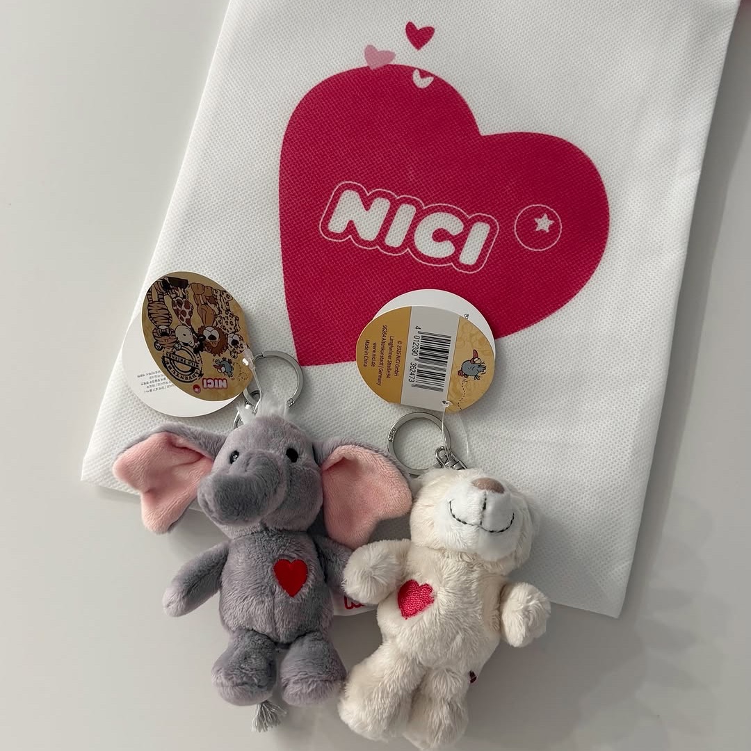 [KREAM 단독] NICI Love bear cream 10cm bb, [KREAM 단독] NICI Keyholder Love elephant dark grey 10cm GREEN 착용 스타일 - 1