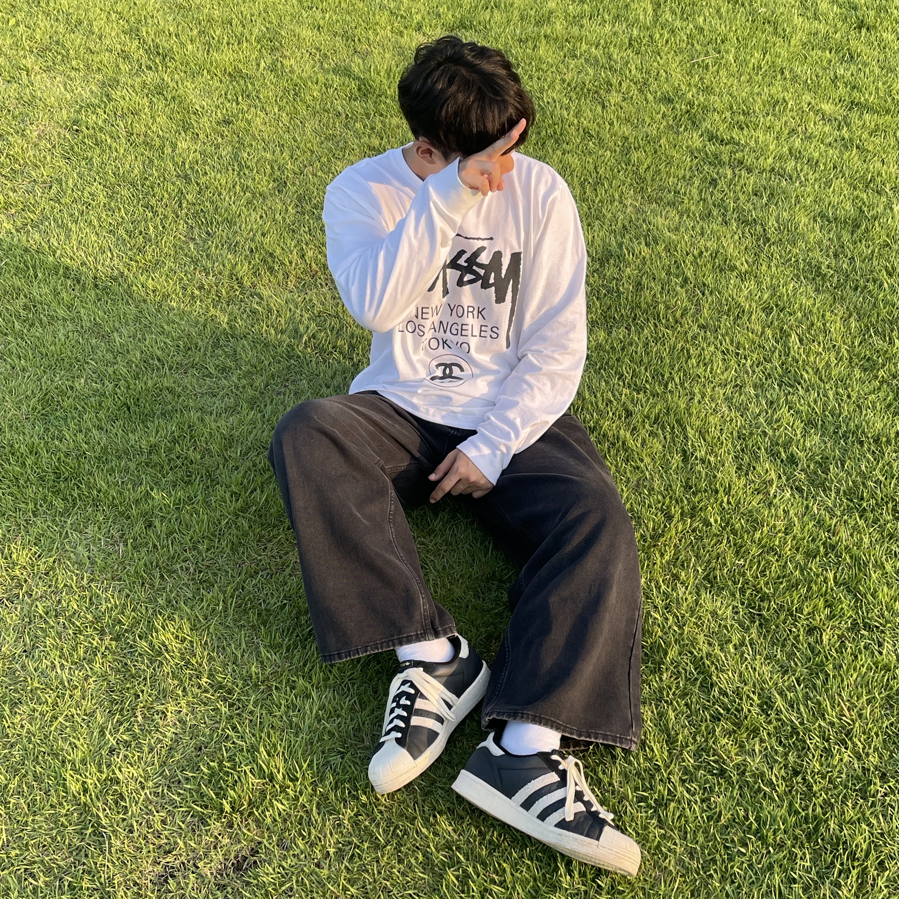 Stussy World Tour LS T-Shirt White, Adidas Superstar 82 Black White 착용 스타일