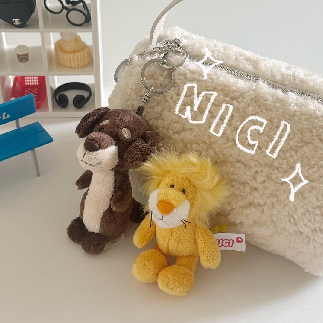 [KREAM 단독] NICI Sunny Lion BB, [KREAM 단독] NICI 10cm Dachshund Maro BB 착용 스타일 - 1