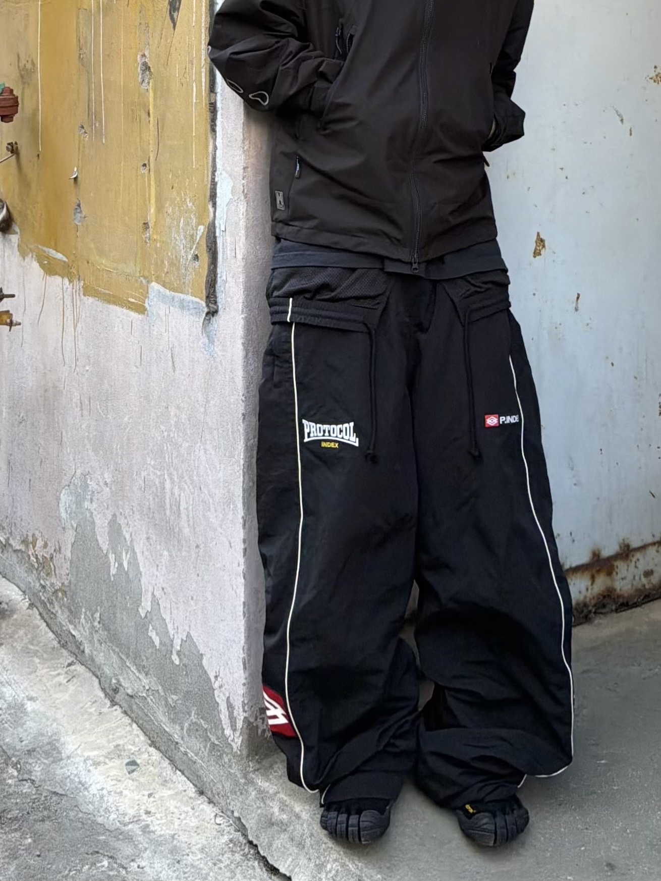 SOHC Lightweight Windbreaker_11VSJ104 Charcoal, Protocol Index Folded Waist Track Pants Black 착용 스타일 - 4