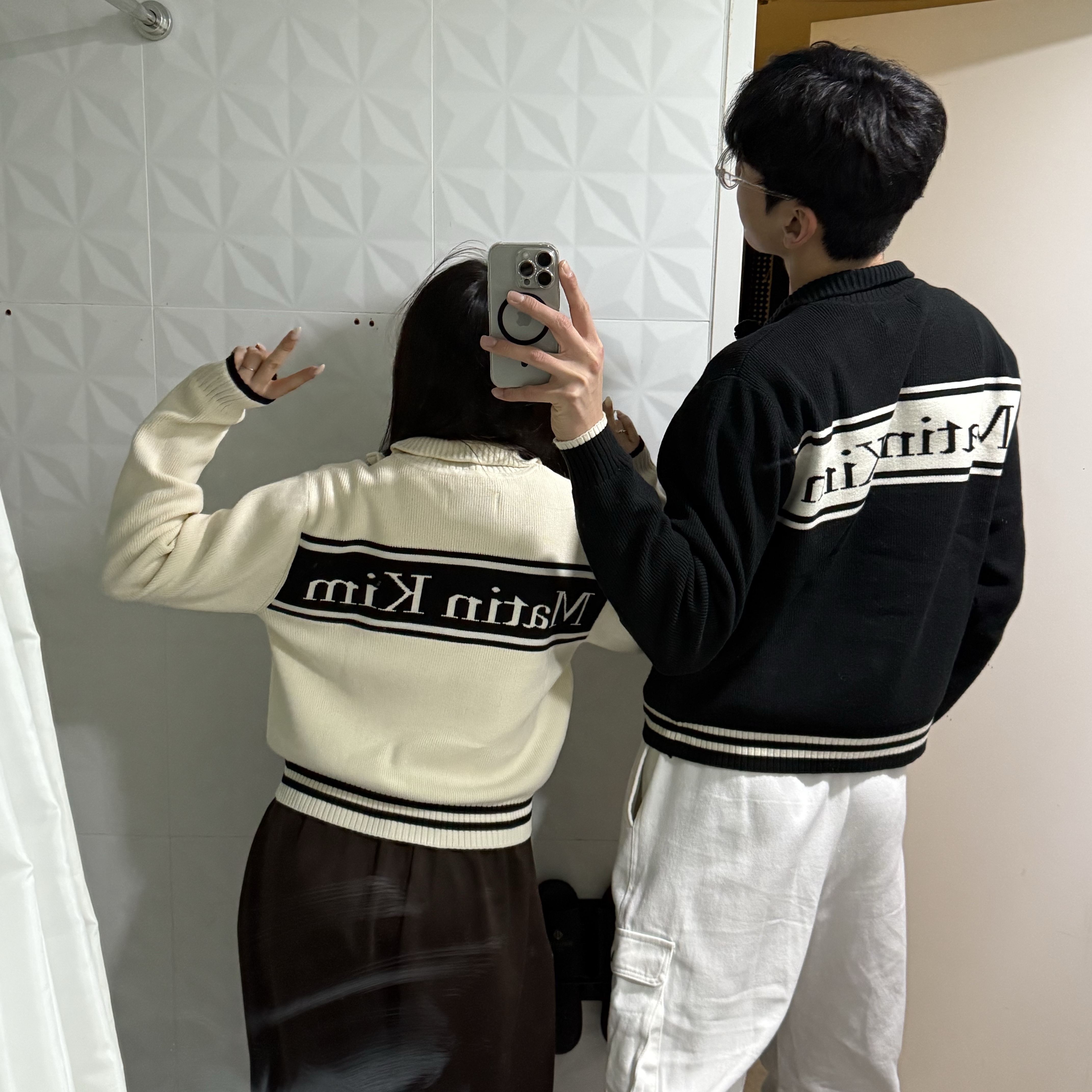 Matin Kim Spell Point Stripe Knit Cardigan Black, Matin Kim Spell Point Stripe Knit Cardigan Ivory 착용 스타일 - 1