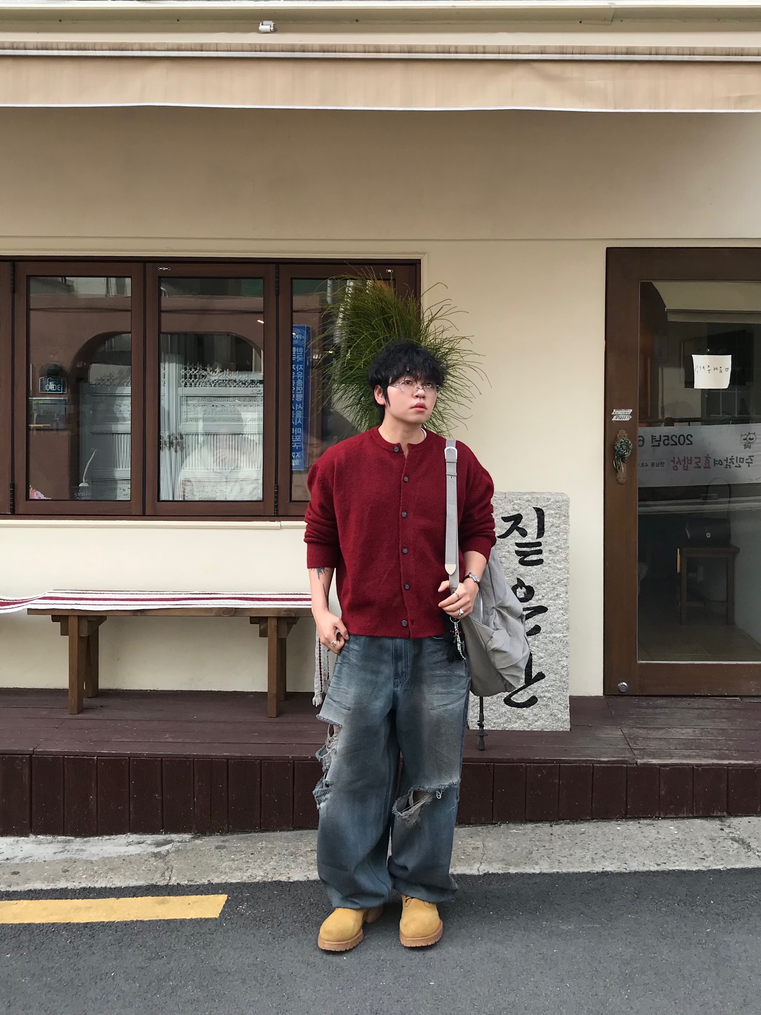 Millo Archive Crop Move V-Neck Cardigan Red, BLR Destroyed Oil Washed Wide Denim Pants Light Blue 착용 스타일 - 1