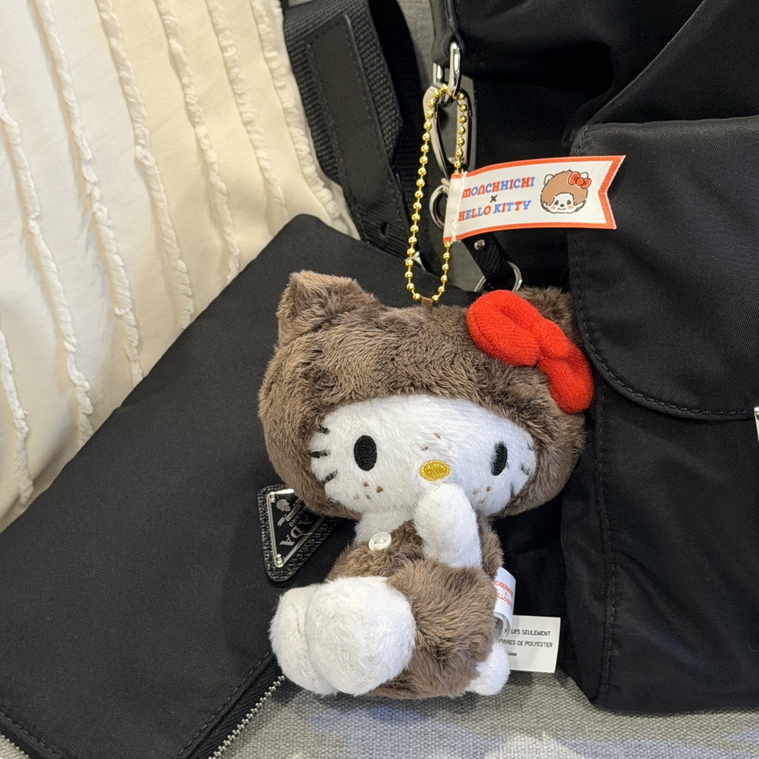 Sanrio Hello Kitty x Monchhichi 50th Anniversary Hello Kitty Holder 착용 스타일