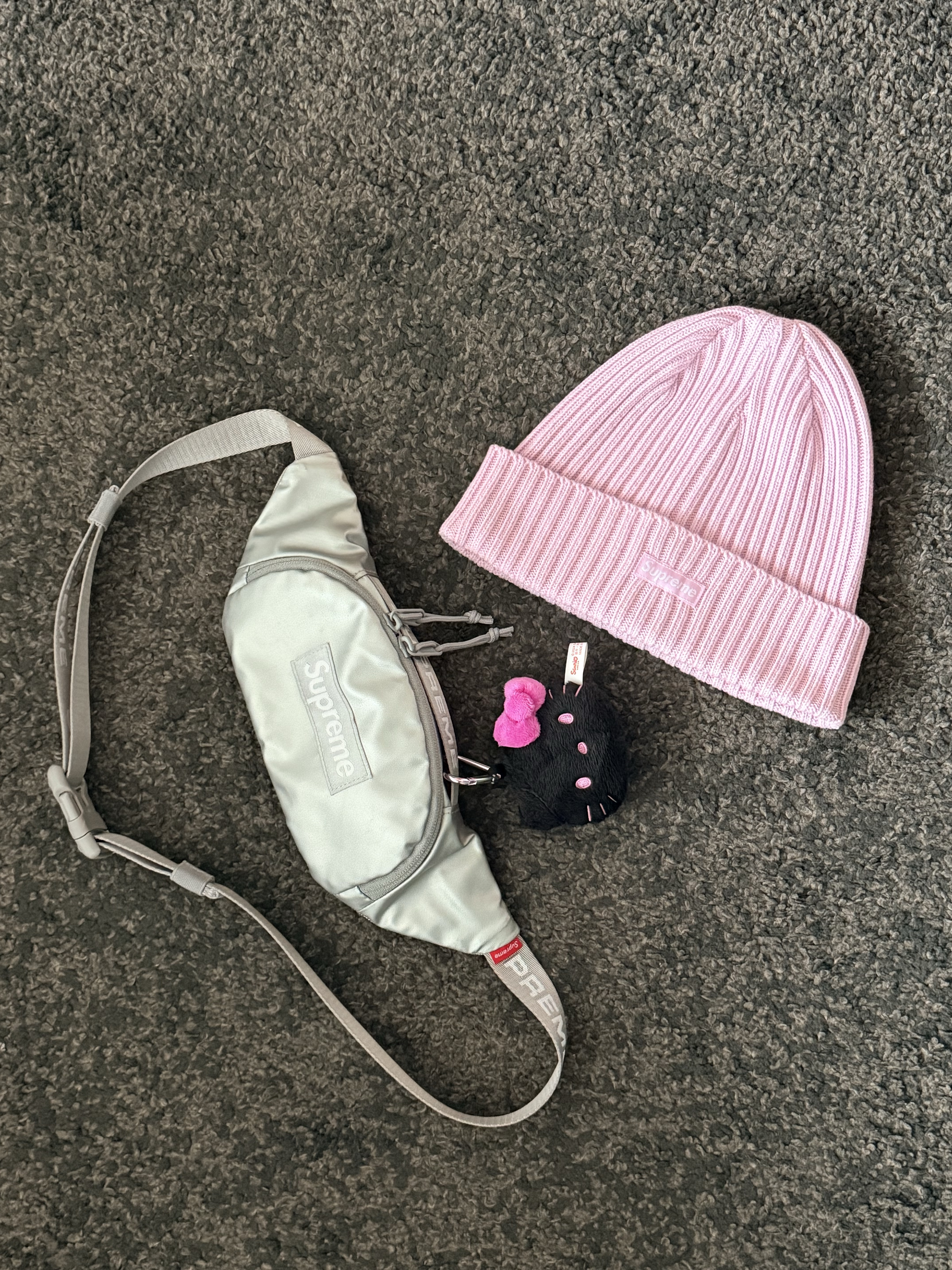 Supreme Overdyed Beanie Light Pink - 26SS, Sanrio Hello Kitty Mascot Holder with Carabiner 착용 스타일