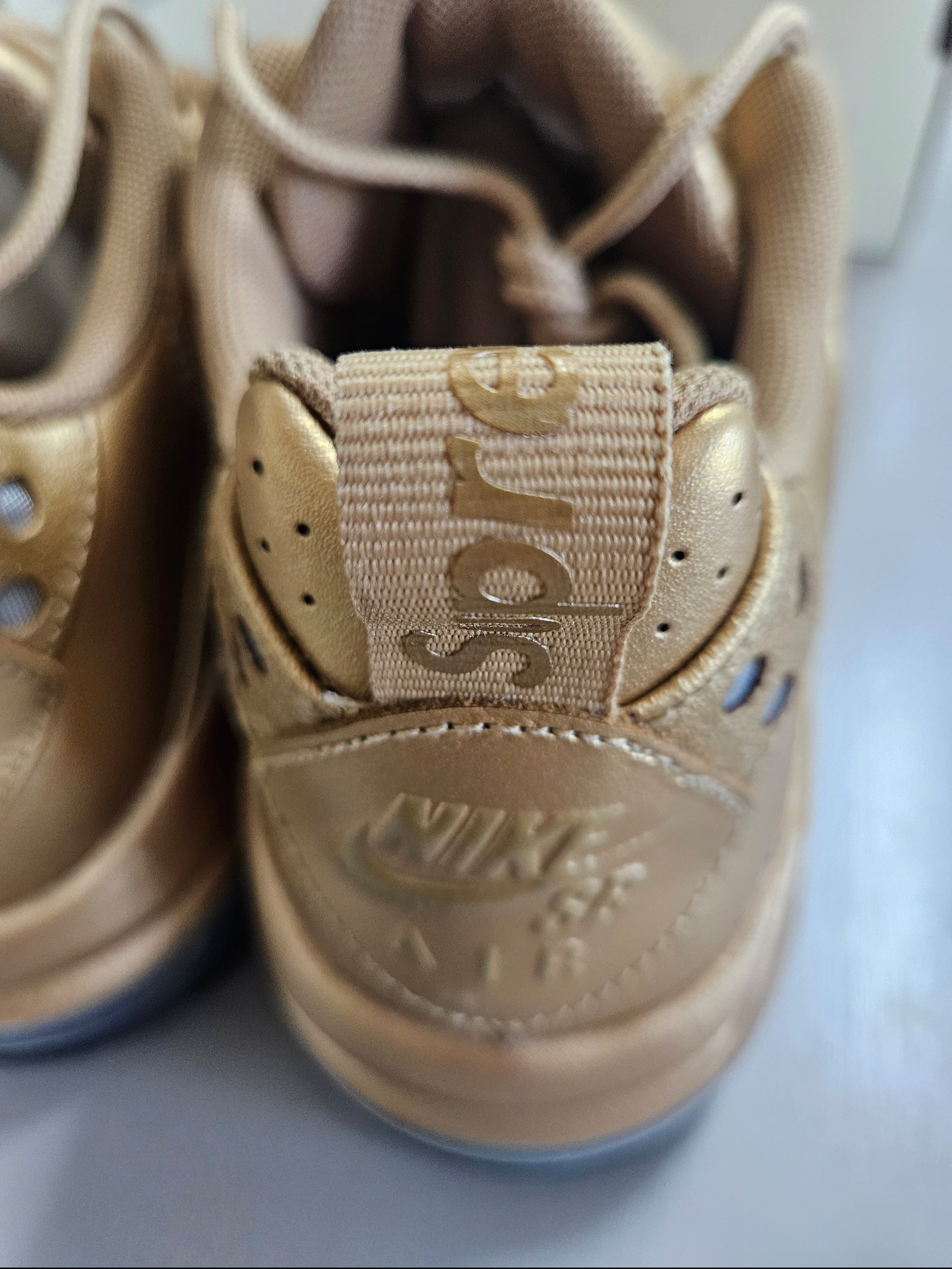 Nike x Supreme SB Air Max 2 CB 94 Low Metallic Gold Varisty Red Metallic Gold Black 착용 스타일 - 5