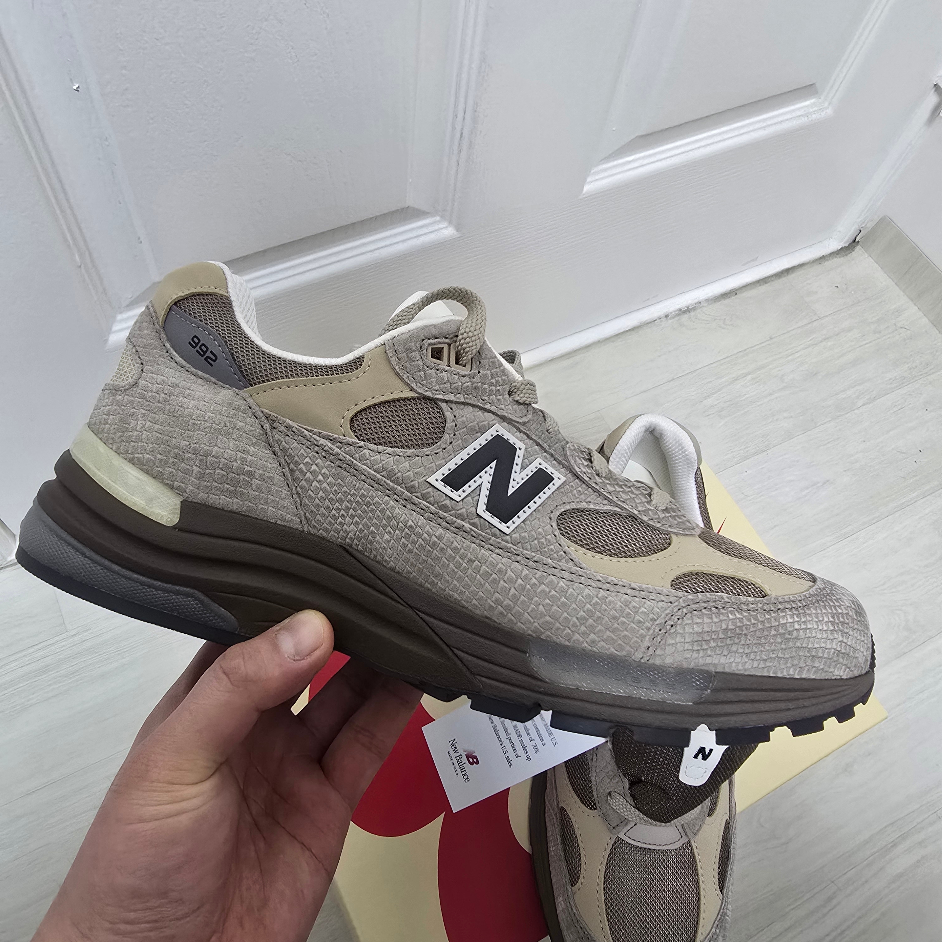 New Balance 992 Made in USA Driftwood Rich Oak 착용 스타일 - 1