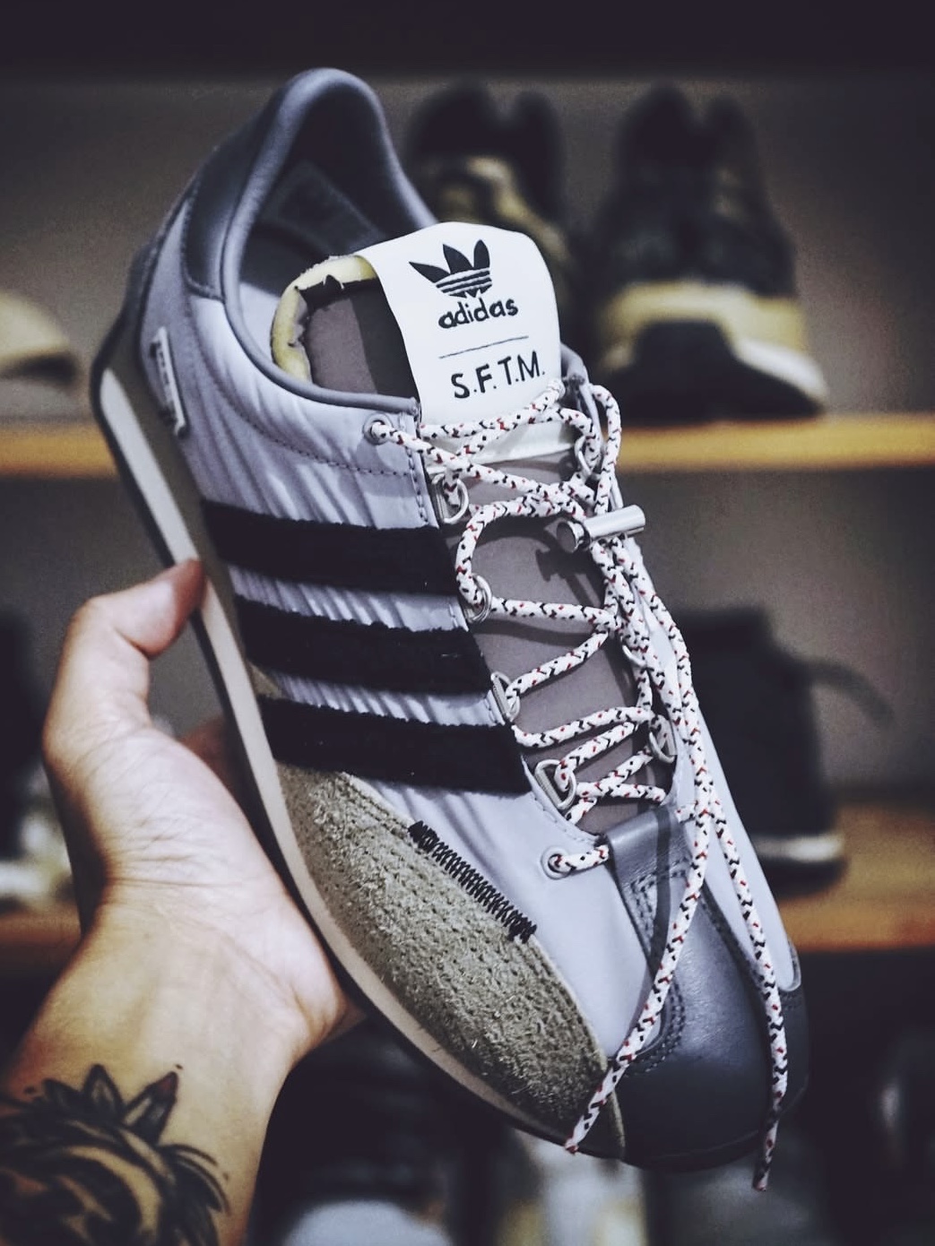Adidas x Song for the Mute Country OG Grey Two Core Black 착용 스타일 - 1