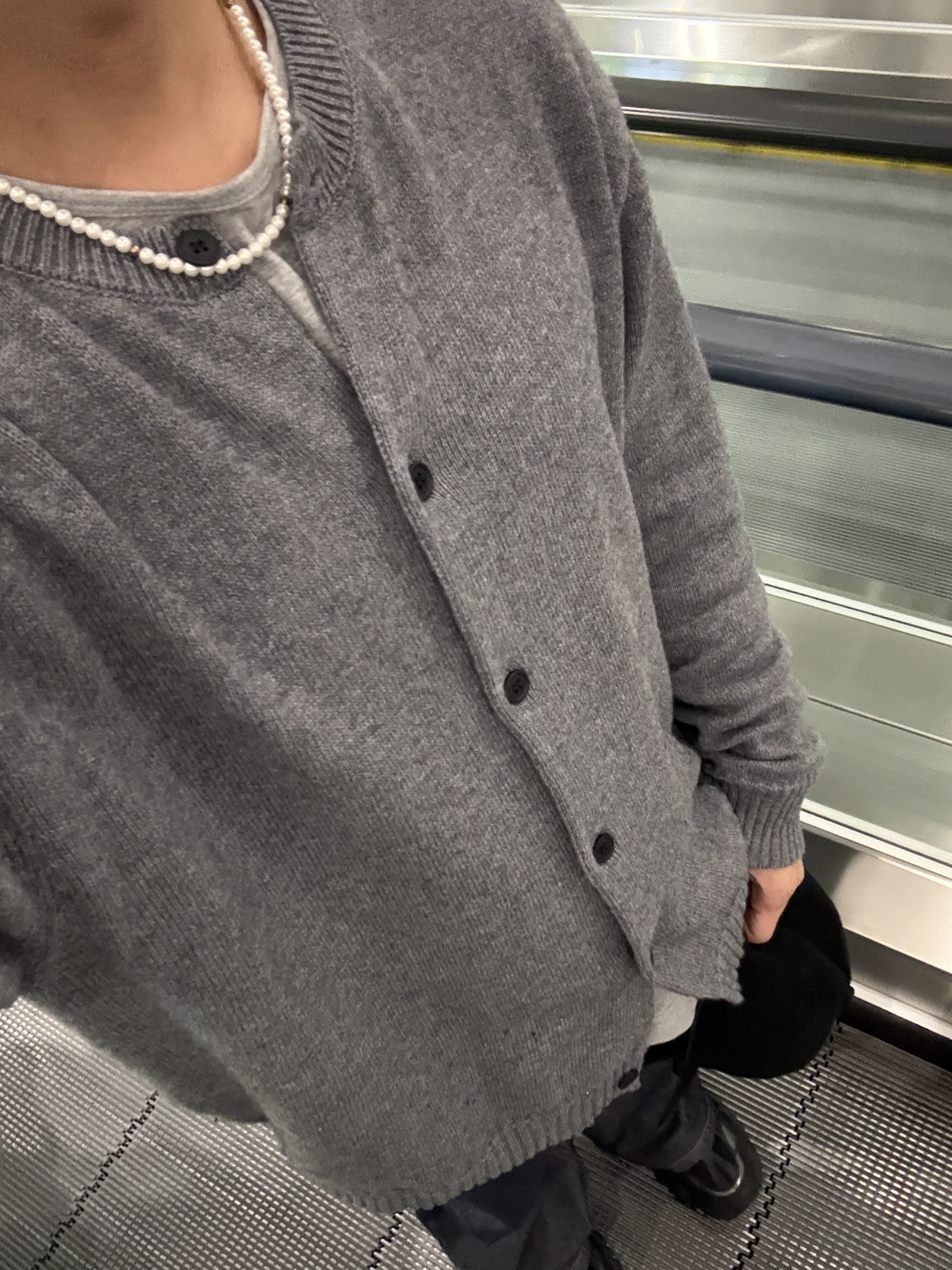 Noun Essential Crew Neck Cardigan Gray 착용 스타일 - 4