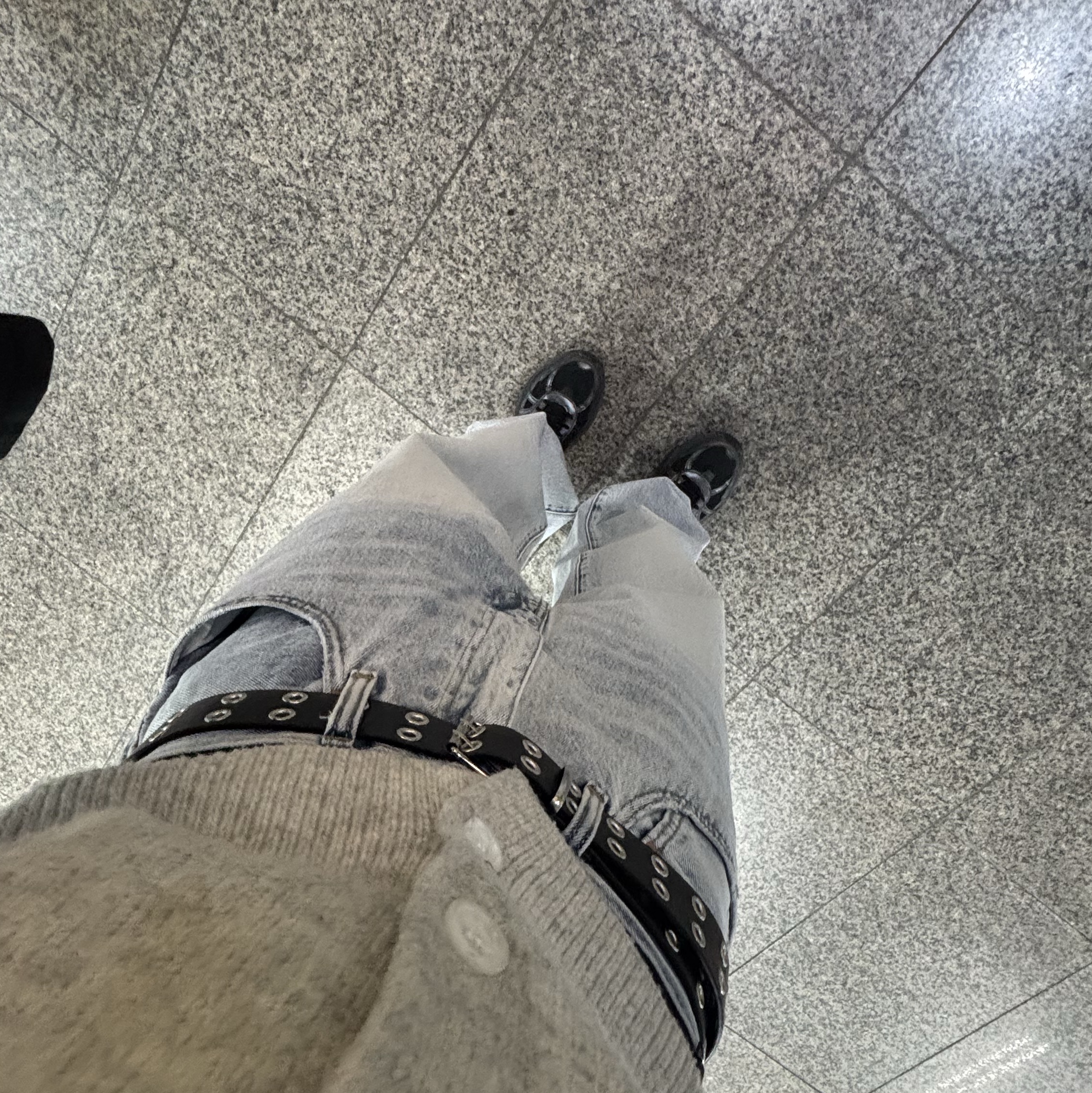 Dr. Martens Zebzag Mules Savannah Tan, Levi's 568 Loose Linen Denim Jeans Light Wash 착용 스타일 - 2