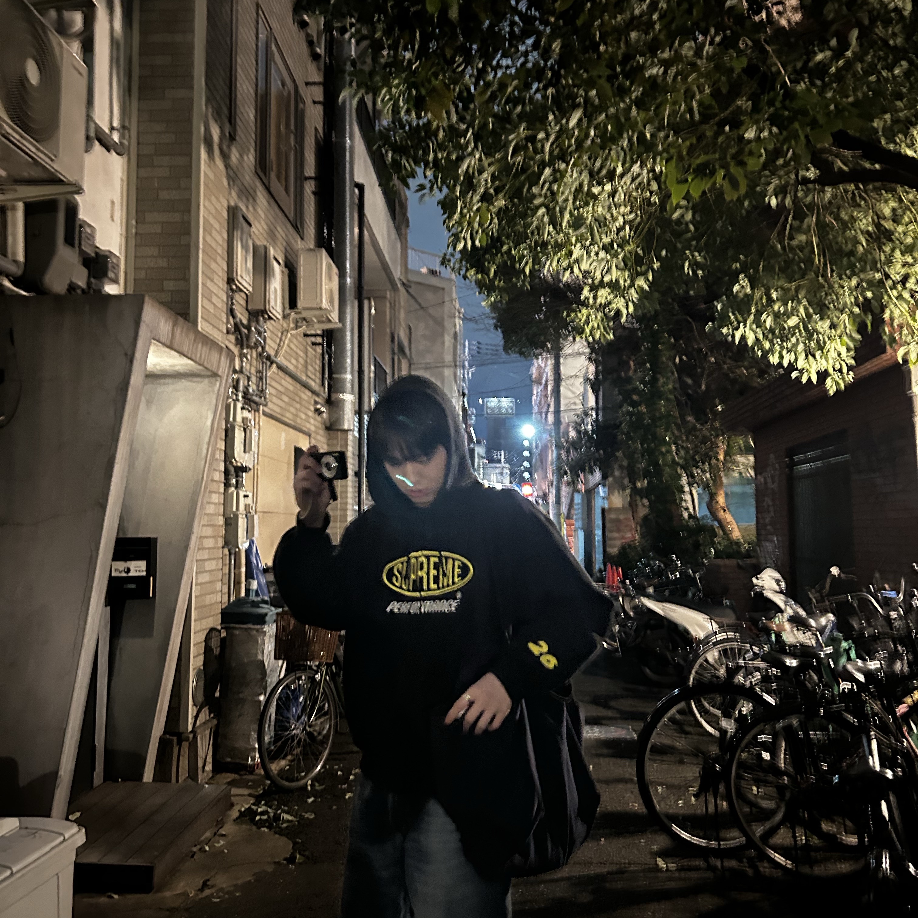 Supreme Performance Zip Up Hooded Sweatshirt Black - 26SS, New Balance 996 Gore-Tex Grey Metallic Silver 착용 스타일 - 1