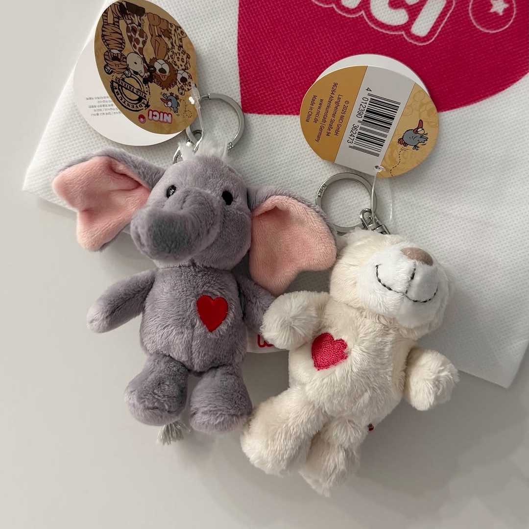 [KREAM 단독] NICI Love bear cream 10cm bb, [KREAM 단독] NICI Keyholder Love elephant dark grey 10cm GREEN 착용 스타일 - 2