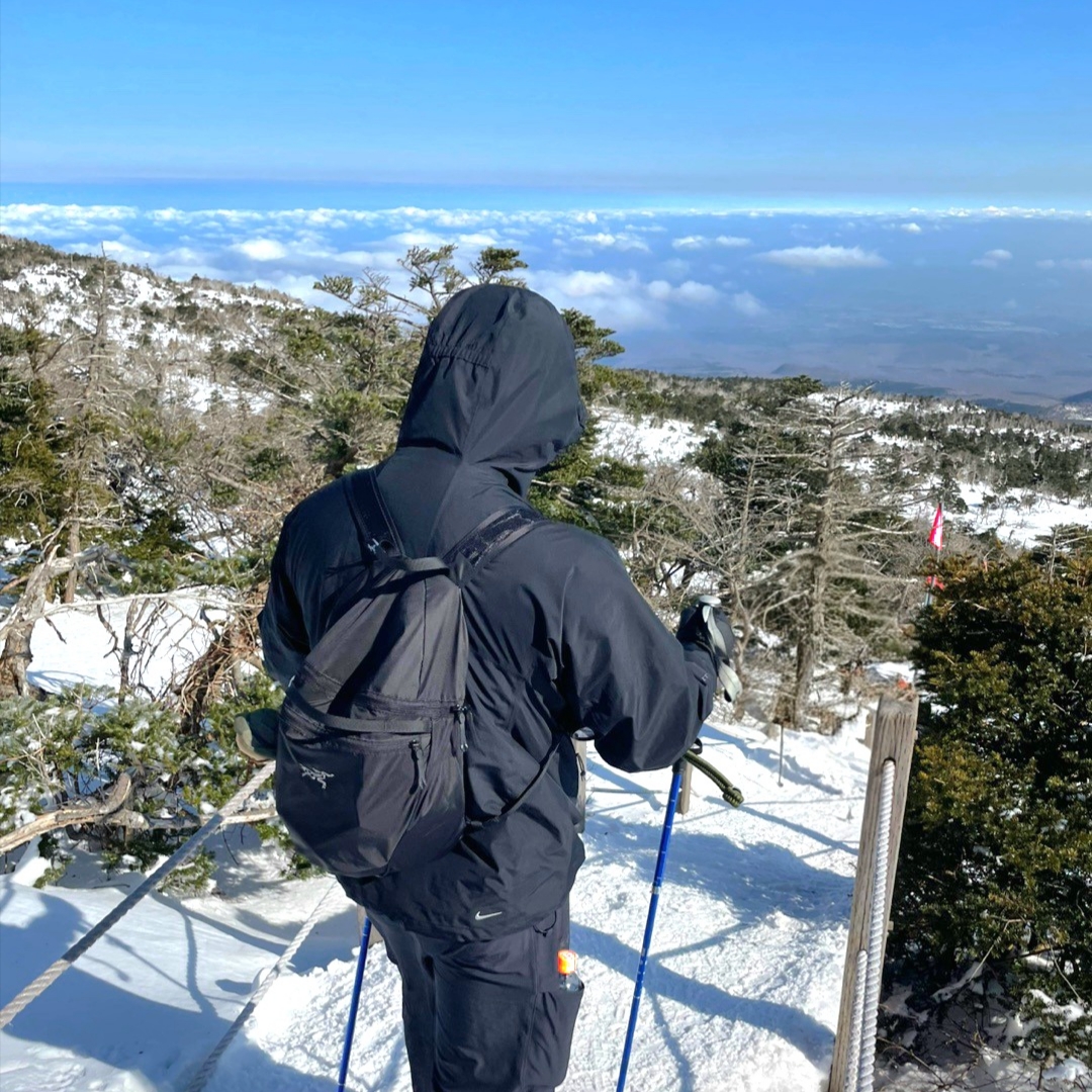 Arc'teryx Heliad 15 Backpack Black, Nike ACG Storm-Fit ADV Cascade Rains Full Zip Jacket Black - Asia 착용 스타일