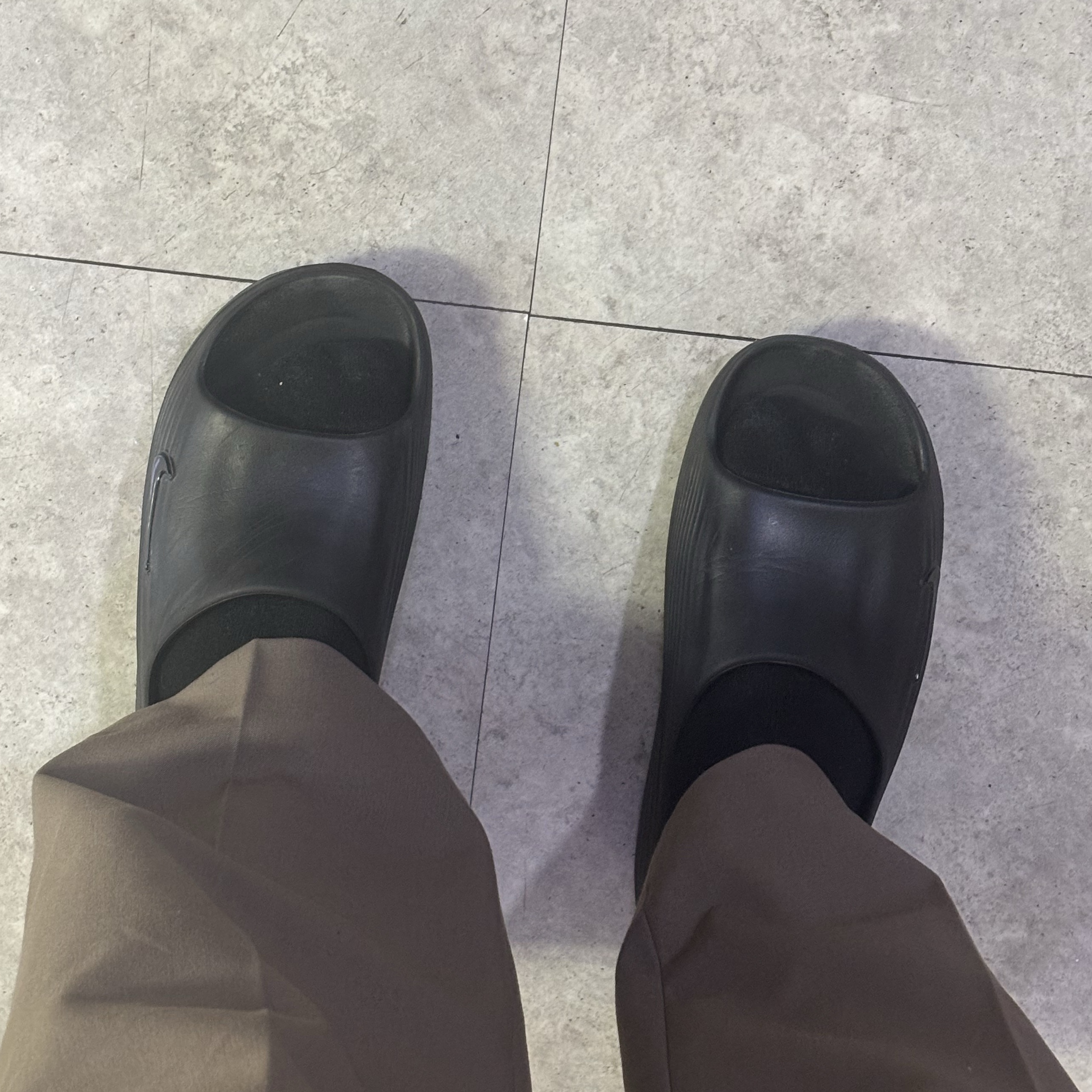 Nike ReactX Rejuven8 Slide Black 착용 스타일