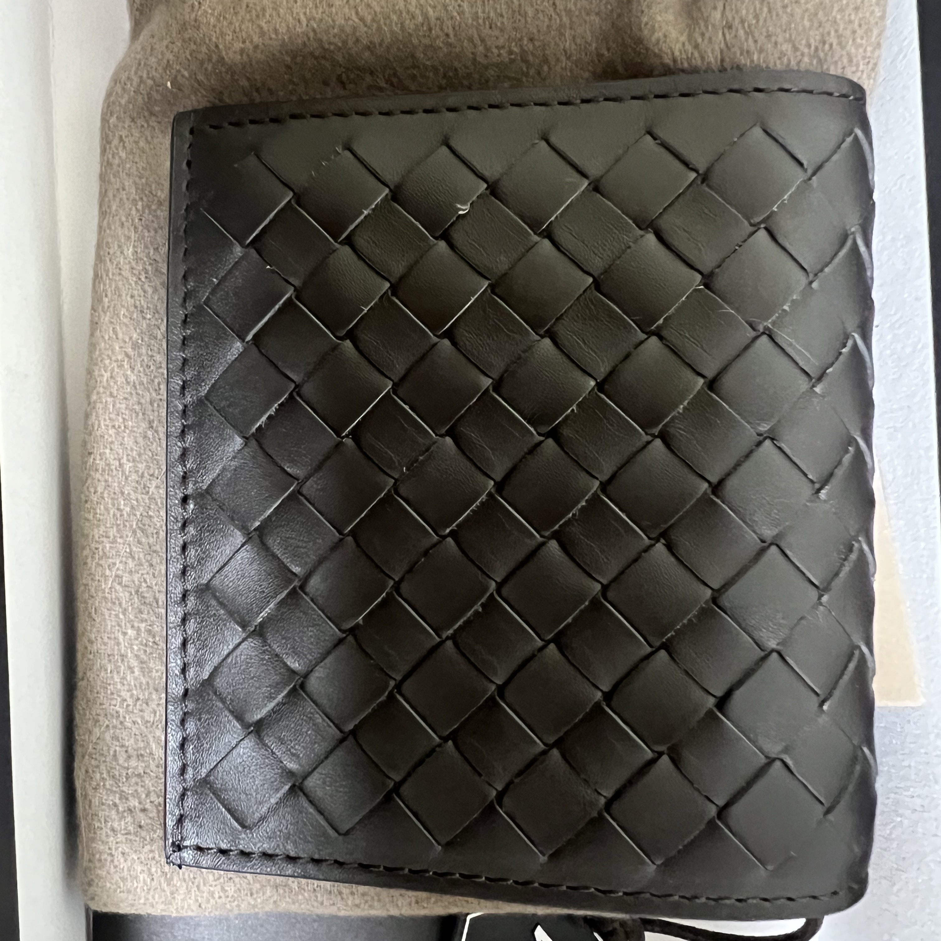 Bottega Veneta Bi-Fold Wallet Brown 착용 스타일 - 2