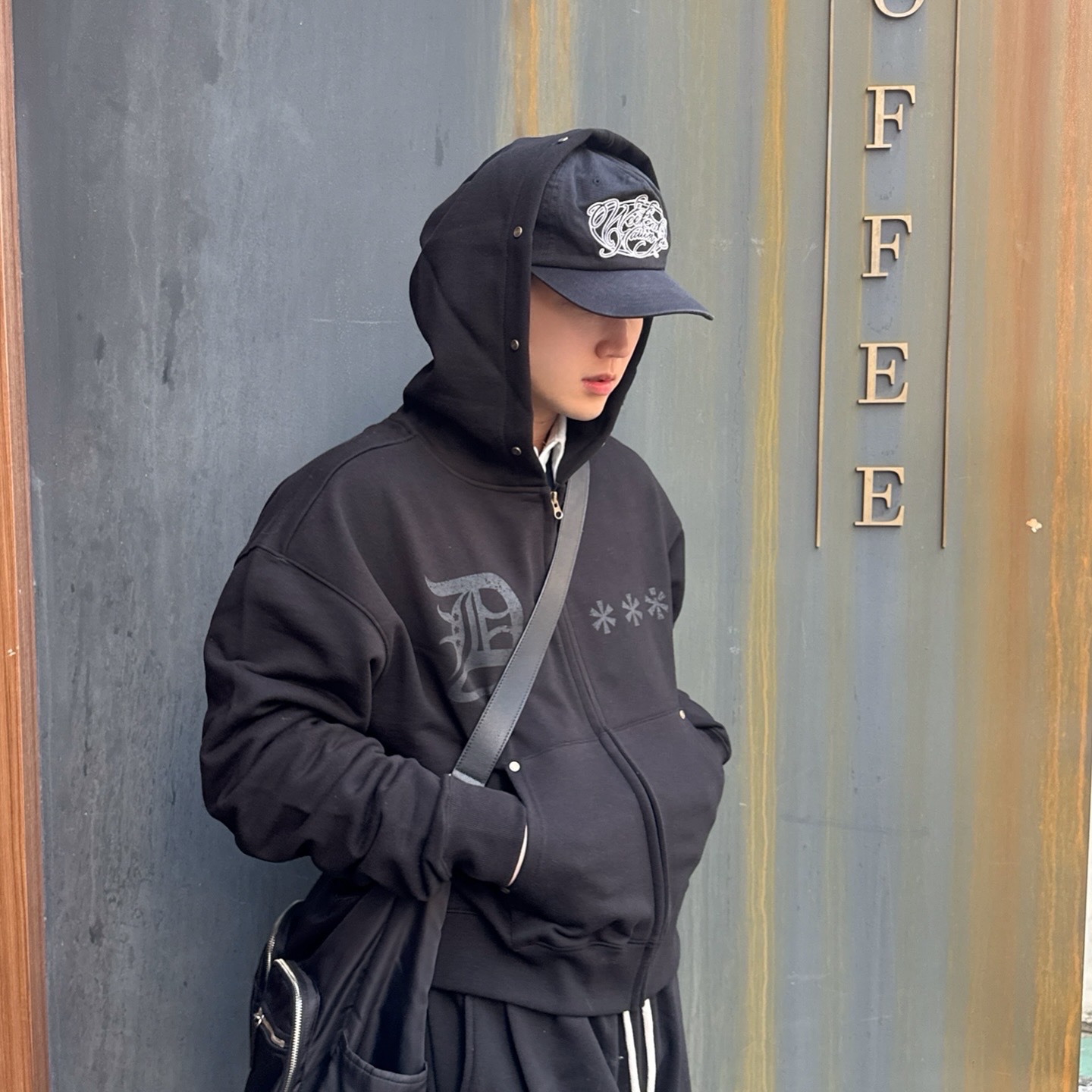 AMOU D-Star Hoodie Zip Up Black, AMOU D-Star Hoodie Zip Up Gray 착용 스타일 - 4