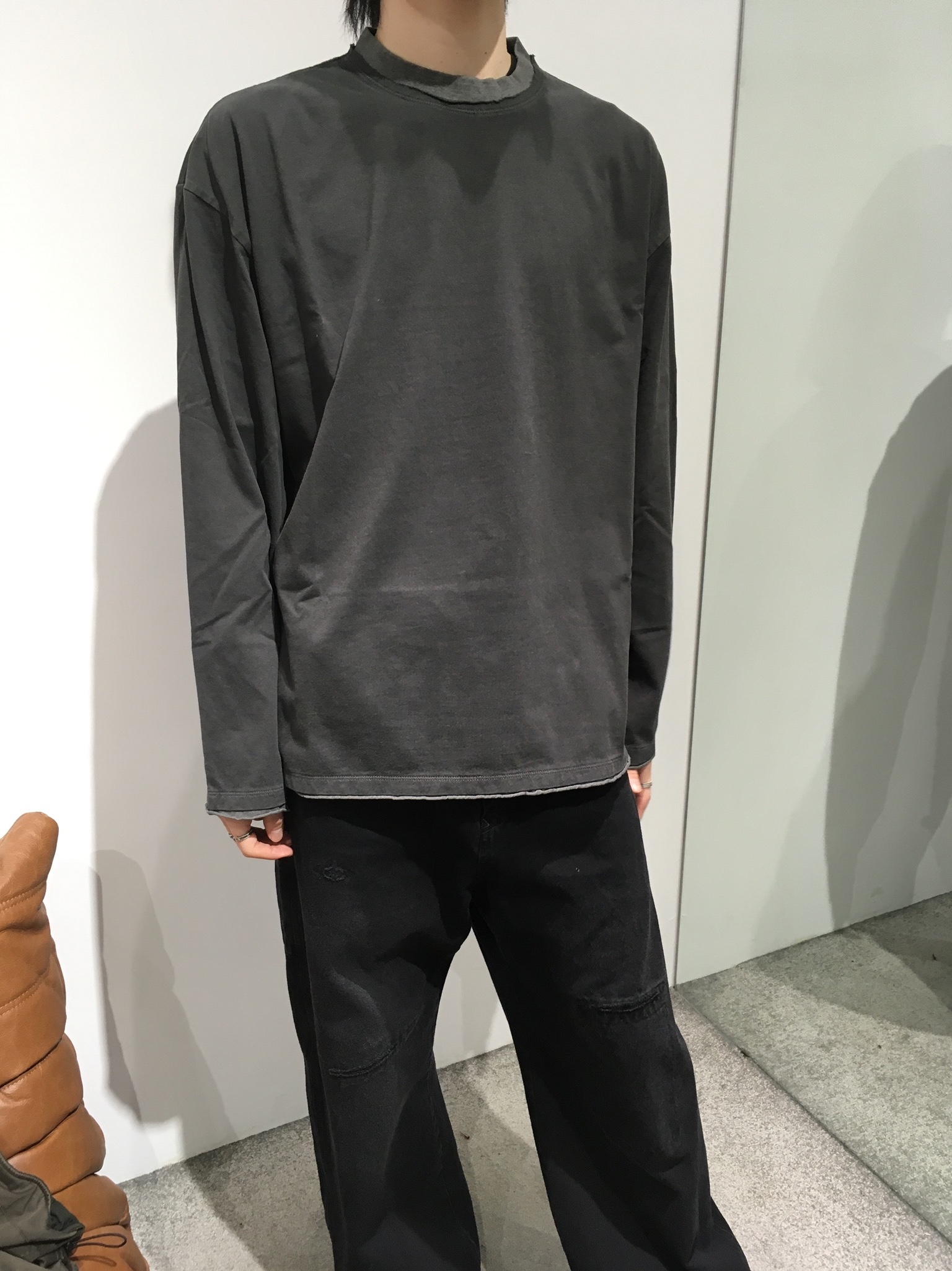 Polyteru Layered Long Sleeves Deep Charcoal + Sage, Polyteru Layered Long Sleeves Green + Gray 착용 스타일 - 2