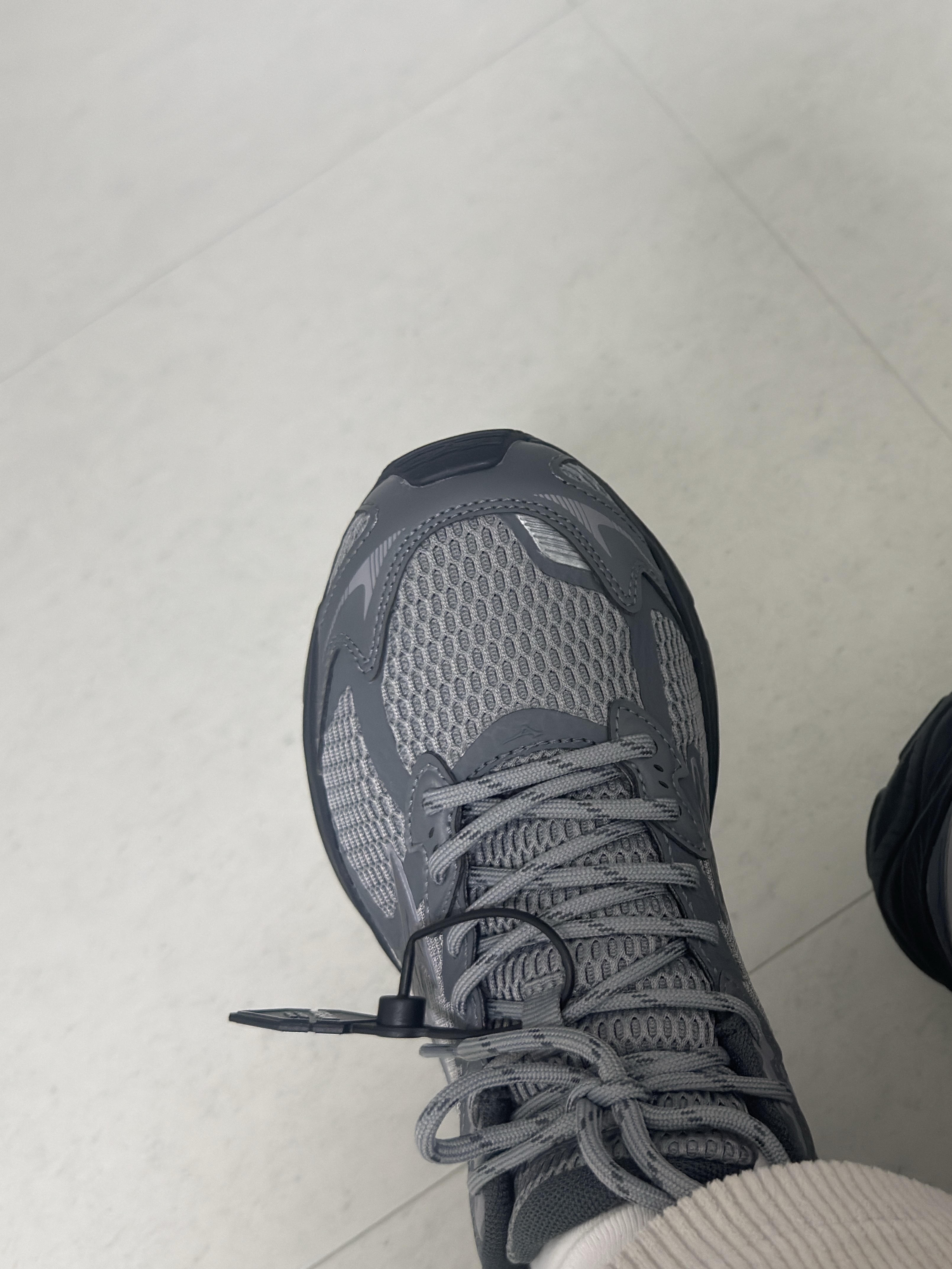 Mizuno Racer V2 Grey Black 착용 스타일 - 3