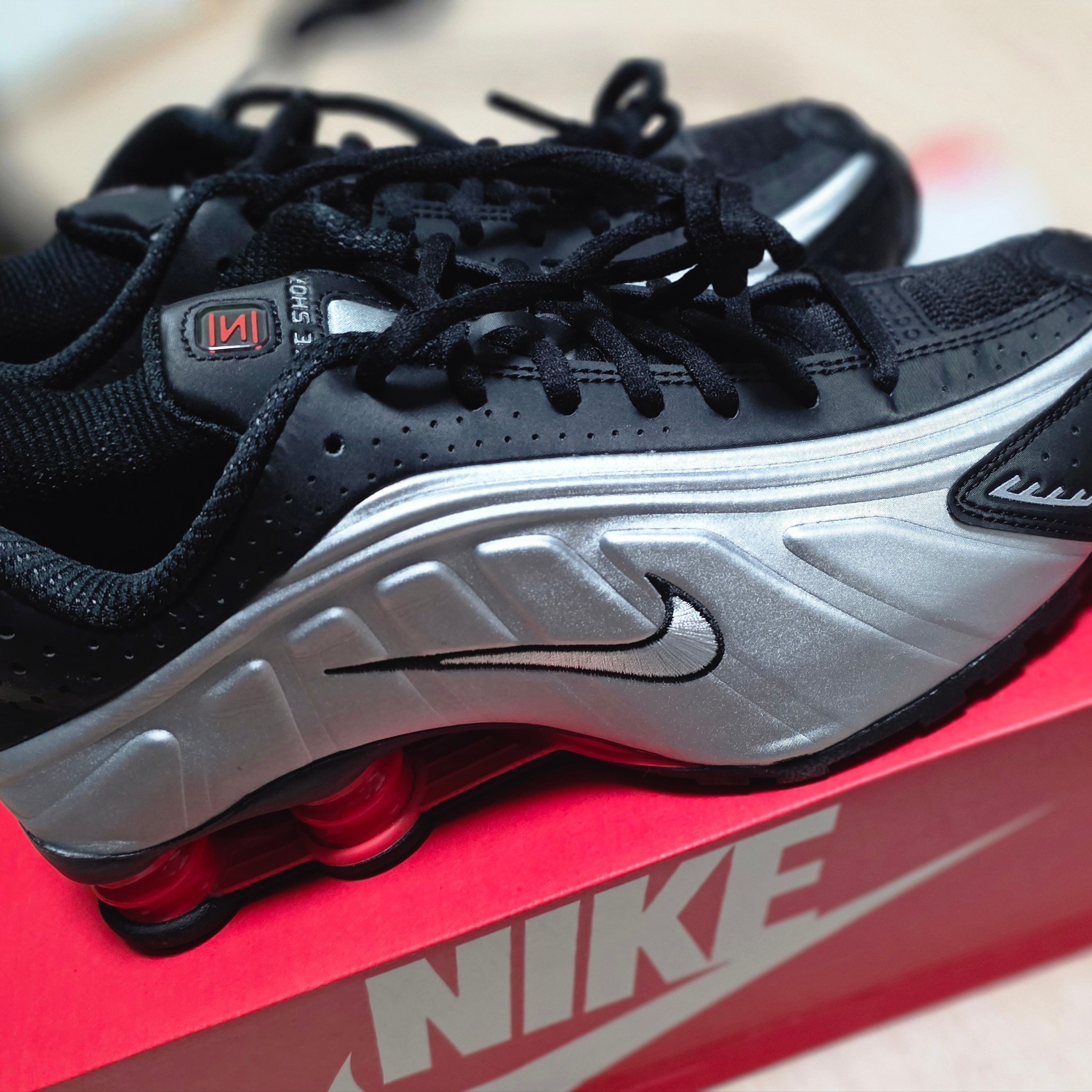 (W) Nike Shox R4 OG Black Light Crimson, Matin Kim Spell Point Stripe Knit Cardigan Black 착용 스타일 - 1