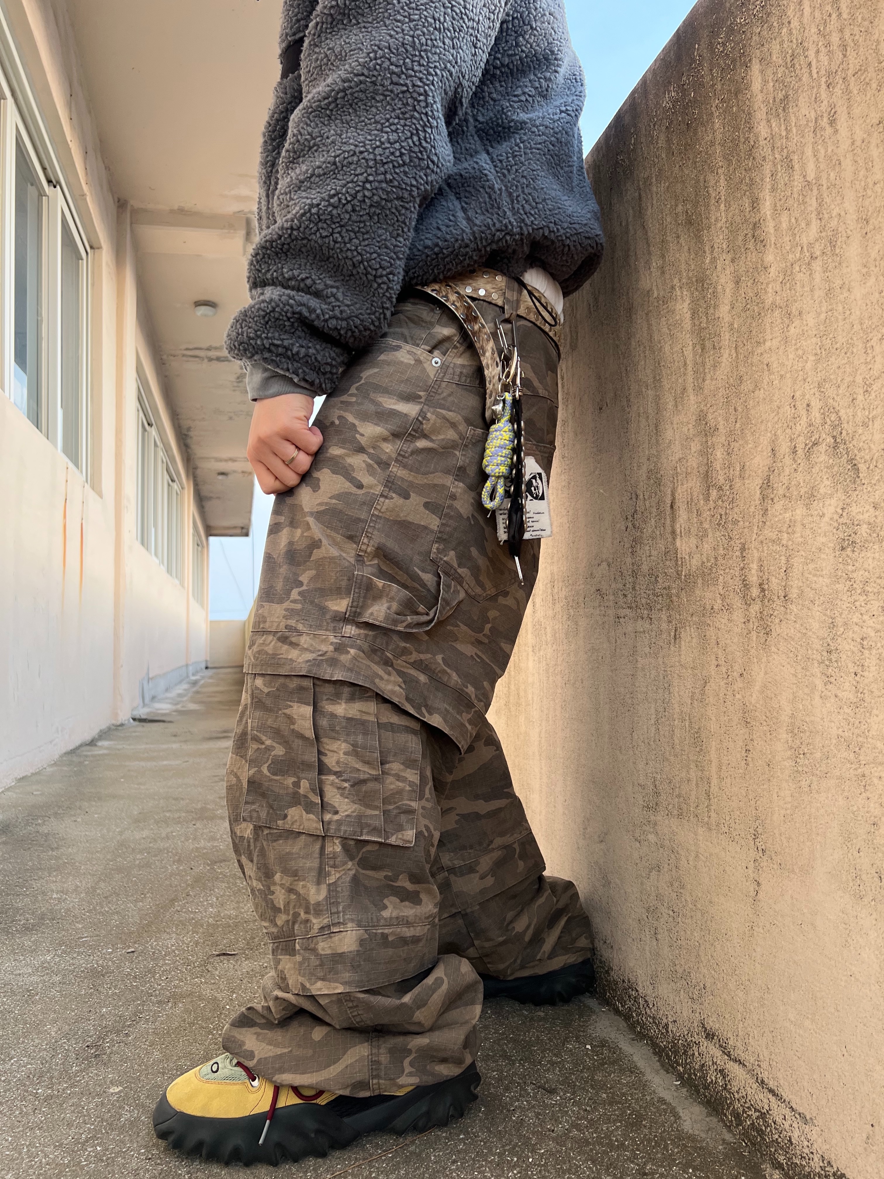 [KREAM Exclusive] Kamien Titan Baggy Pants Kream Camo, Oakley Factory Team Suede Flesh Edge Boots Yellow 착용 스타일 - 5